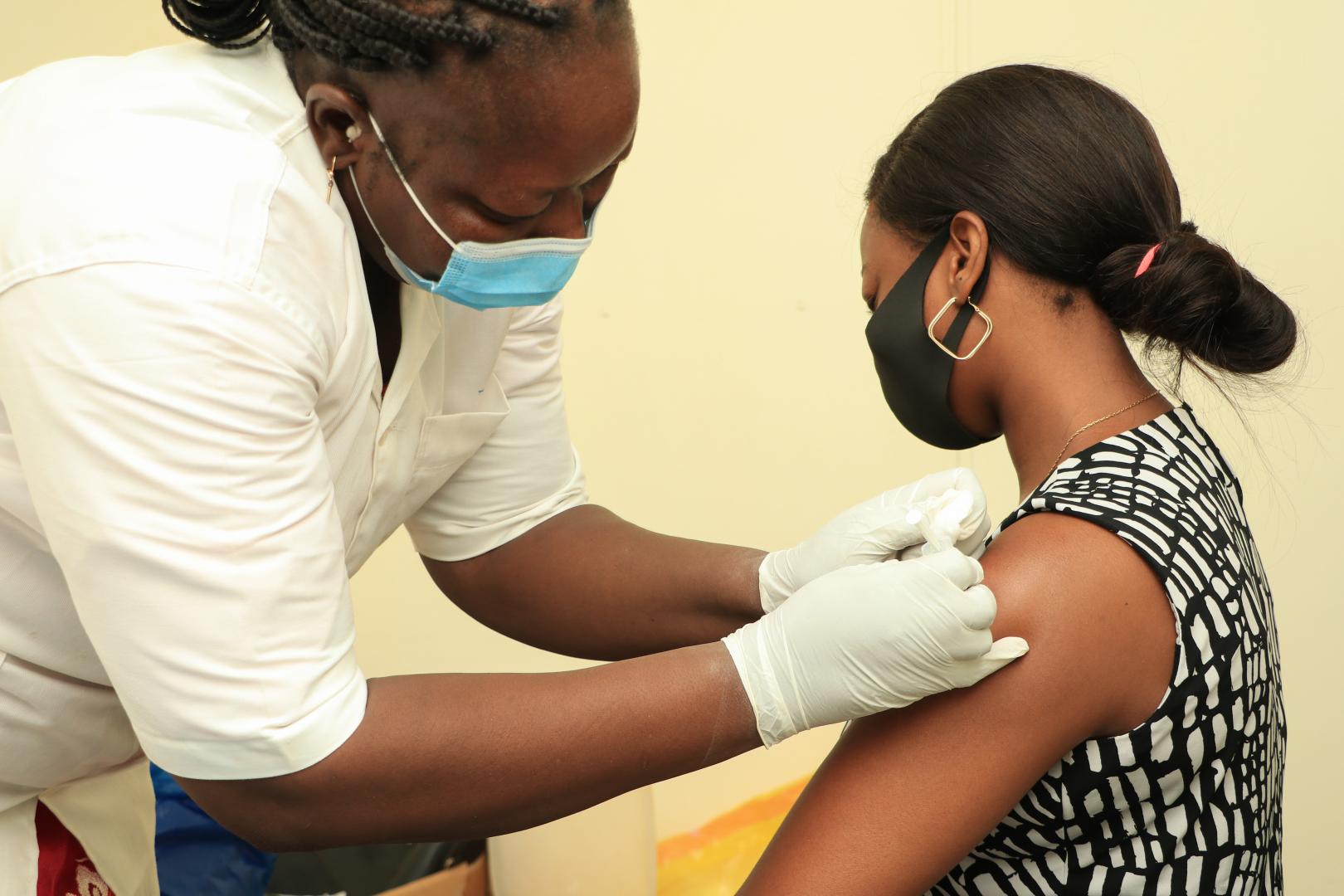 La vaccination anti-COVID-19 en Afrique a augmenté de près de trois quarts en juin 2022