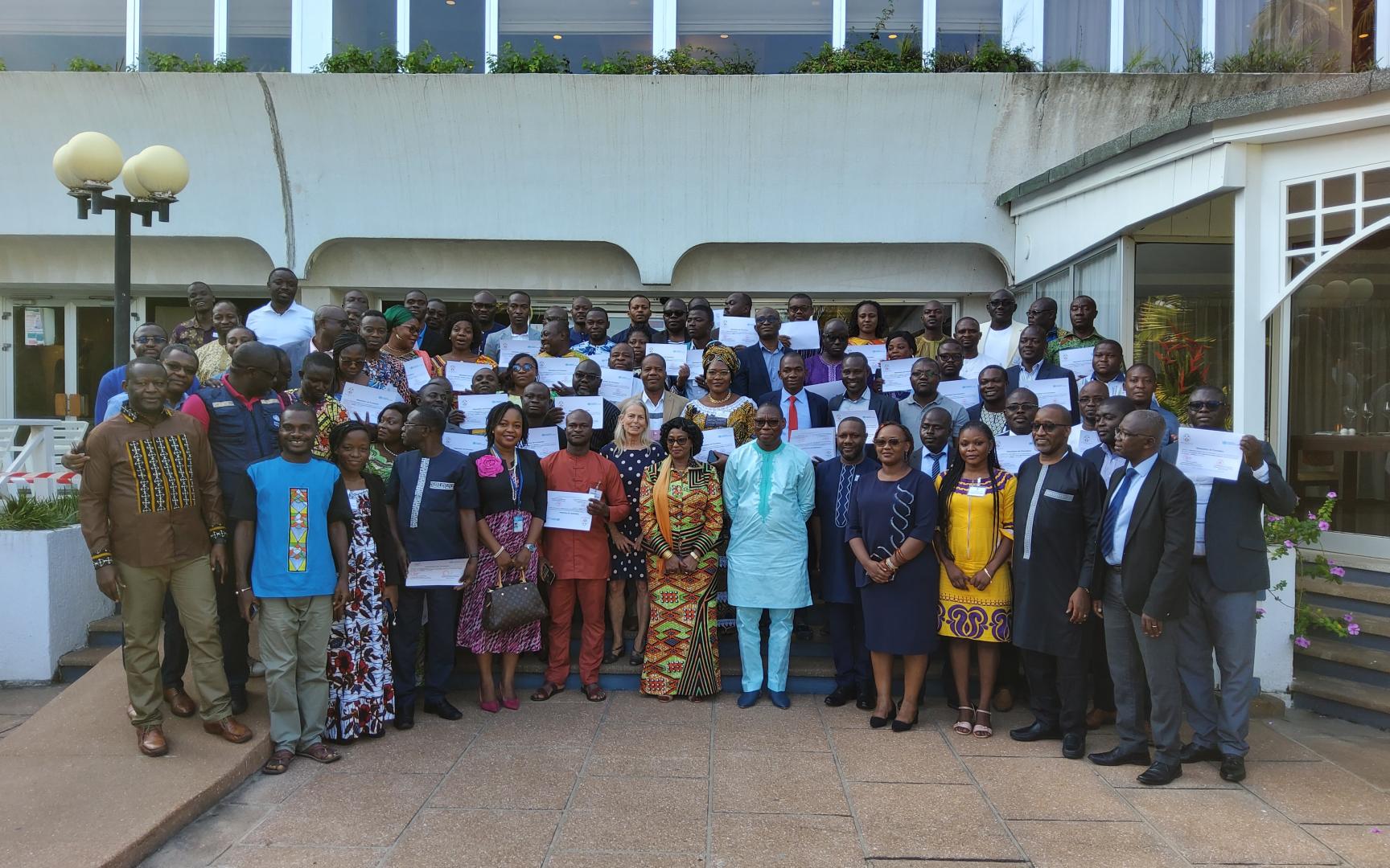 Photo de famille des participants et officiels