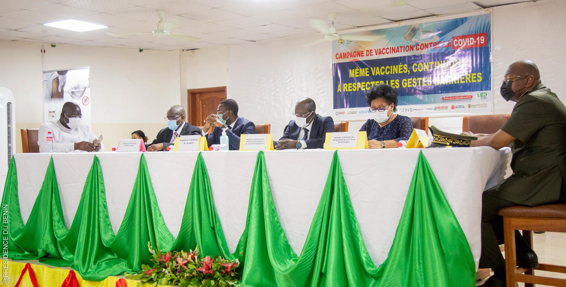 - De la gauche vers la droite - Le Maire d’Abomey-Calavi, le Représentant Résident p.i de l’OMS, le Ministre de la Santé, le Ministre d'État chargé du Développement et de la Coordination de l'action gouvernementale, la Ministre de l’Action Sociale et de la Microfinance et le Préfet de l'Atlantique.