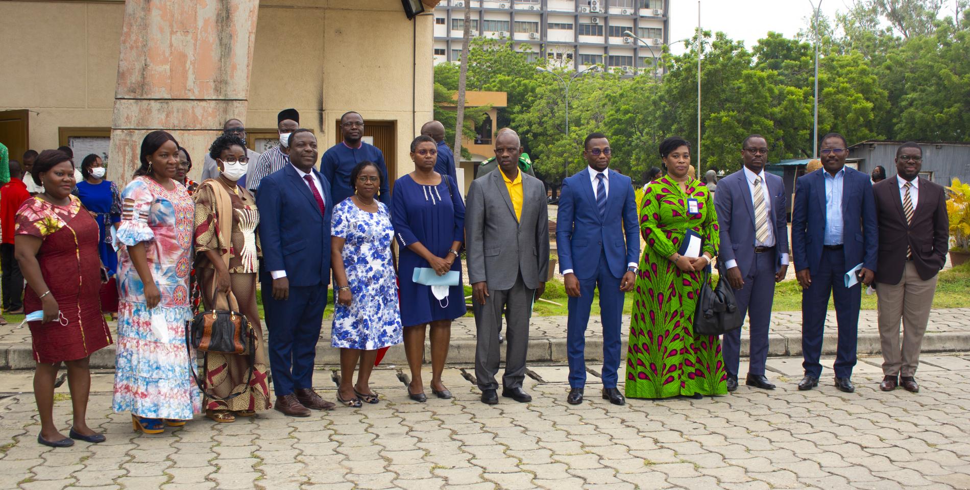 Photo de groupe des officiels lors de la campagne nationale de dépistage des hépatites virales du personnel de santé en exercice et en formation le 28 Juillet 2022 à la Faculté des Sciences de la Santé (FSS) de Cotonou