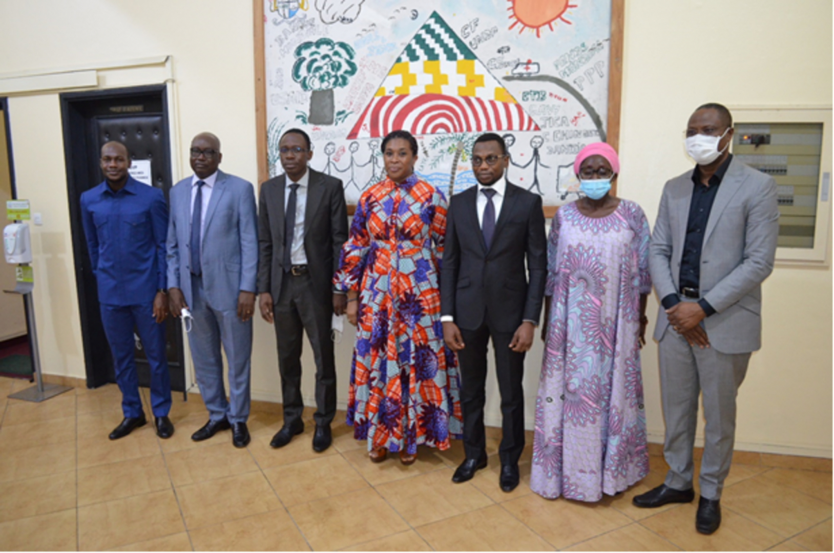 Au milieu, Dr Tania BISSOUMA-LEDJOU, Représentante Résidente ai de l’OMS et à droite, le Prof. Benjamin HOUNKPATIN, Ministre de la Santé entouré des cadres et techniciens de son Cabinet et des Conseillers de l’OMS au Bénin