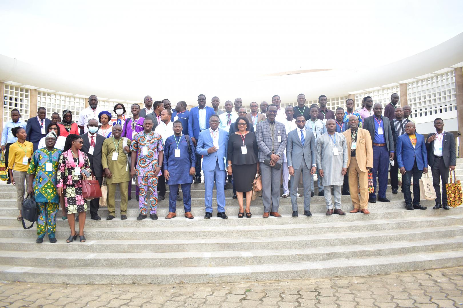 Photo de groupe des participants des Premières Journées Nationales dIinfectiologie du Bénin posant avec le Ministre de la Santé et le représentant de la Représentante Résidente p.i de l’OMS du 1er au 03 septembre 2022 au Palais des Congrès de Cotonou