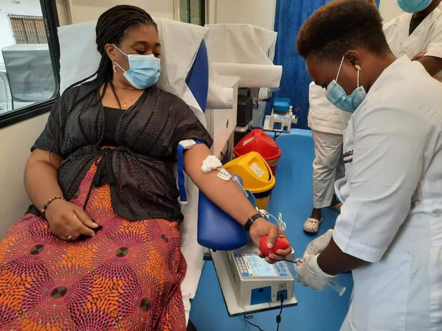 Dre Tania BISSOUMA-LEDJOU Représentante Résidente p.i de l’OMS Bénin et donneur de sang volontaire a montré l’exemple en donnant son sang dans le car mobile de l’Agence Nationale de Transfusion Sanguine (ANTS) en marge des manifestations du lancement de la JMDS 2022