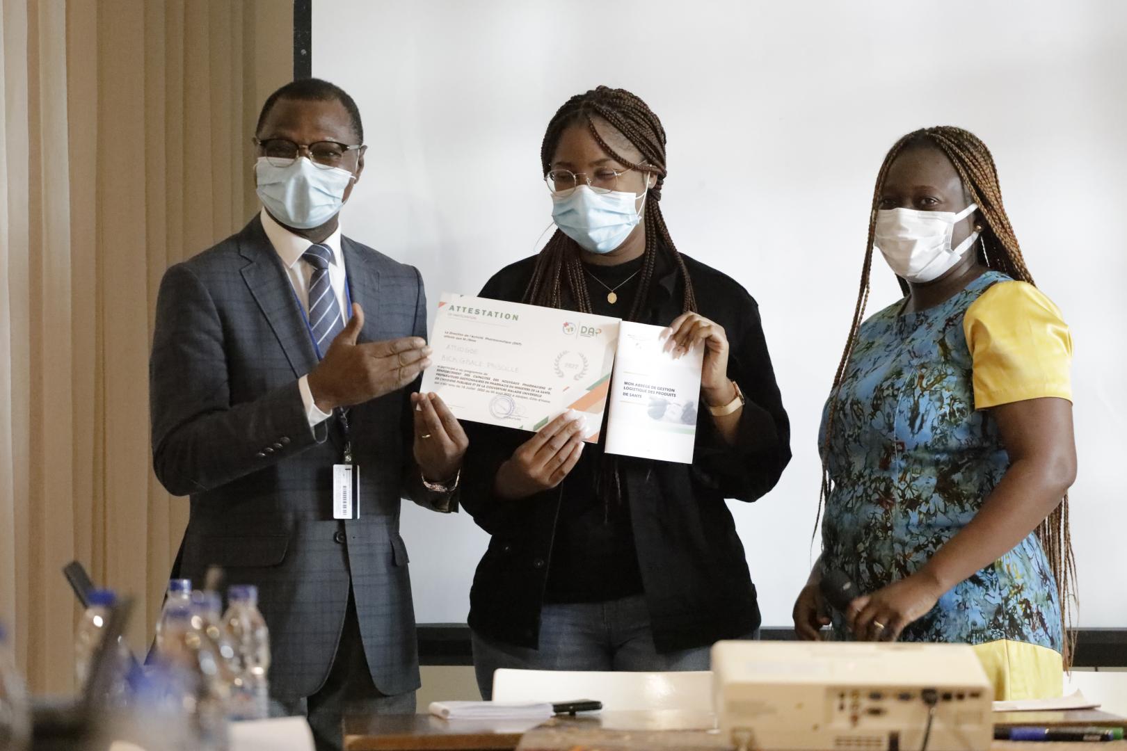 Remise d'attestation par Dr Zombré de l'OMS Côte d'Ivoire