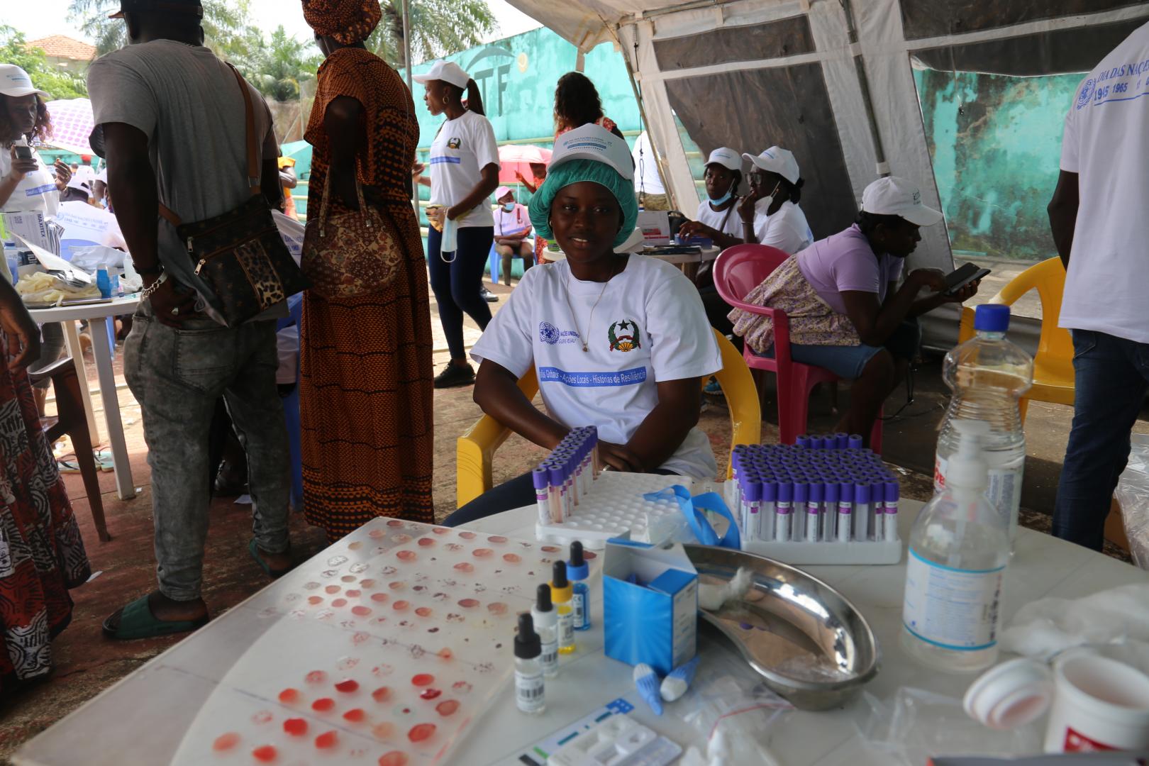 A OMS organiza a primeira feira de saúde na Guiné-Bissau.