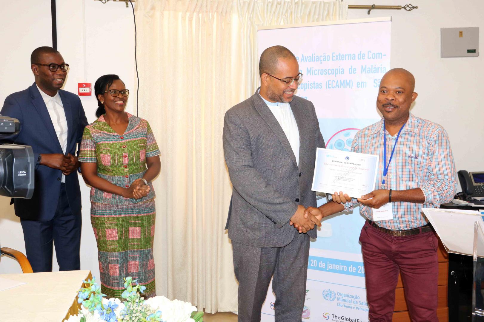 Estevao Andrade receiving his level 1 certificate from the Minister of Health