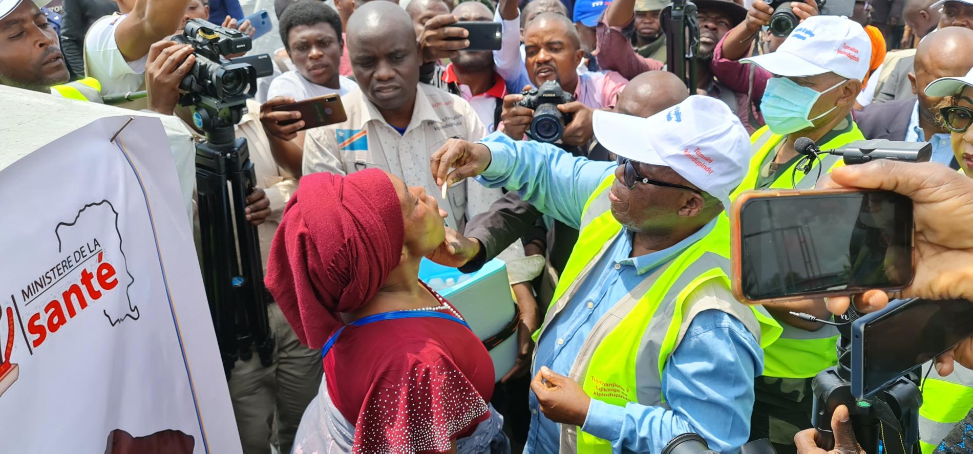 Modeste Mutinga Mutuishayi, Ministre des Affaires sociales, Actions Humanitaires et Solidarité Nationale lançant la vaccination orale contre le choléra au site de Kanyaruchinya, avec le soutien de l'OMS, Gavi et du Groupe international de coordination, ICG.  