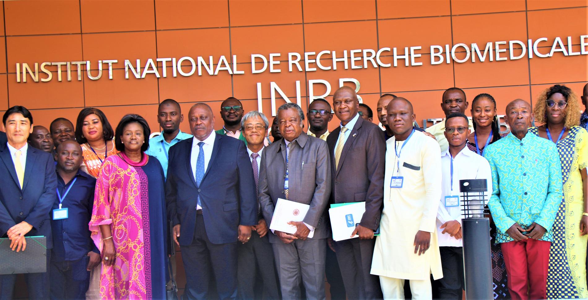 Photo de groupe comprenant le Ministre de la Santé Publique, Hygiène et Prévention avec les parrticipants à la formation ainsi que les différents partenaires devant le bâtiment principal de l'Institut national de recherche biomédicale, (INRB) de Kinshasa