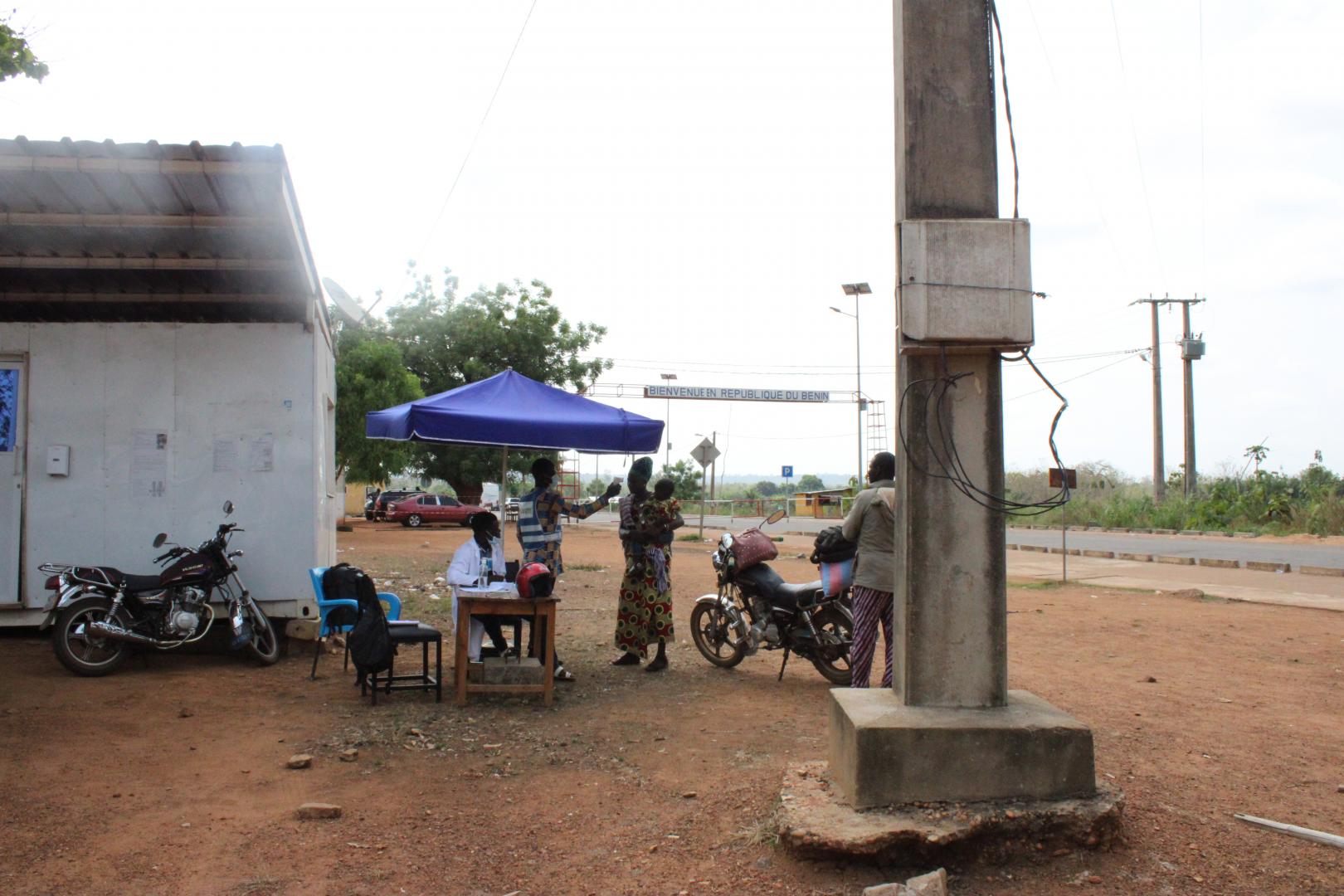 Prise de température à la frontière Togo-Bénin de Tohoun