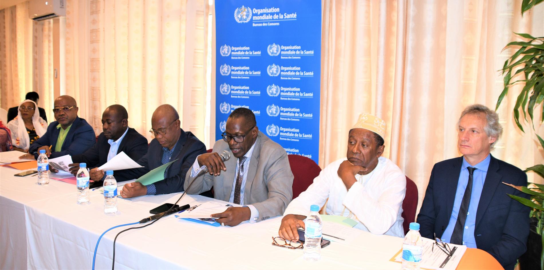 Les officiels lors de la validation de la SCP 2022-2026 Comores - OMS