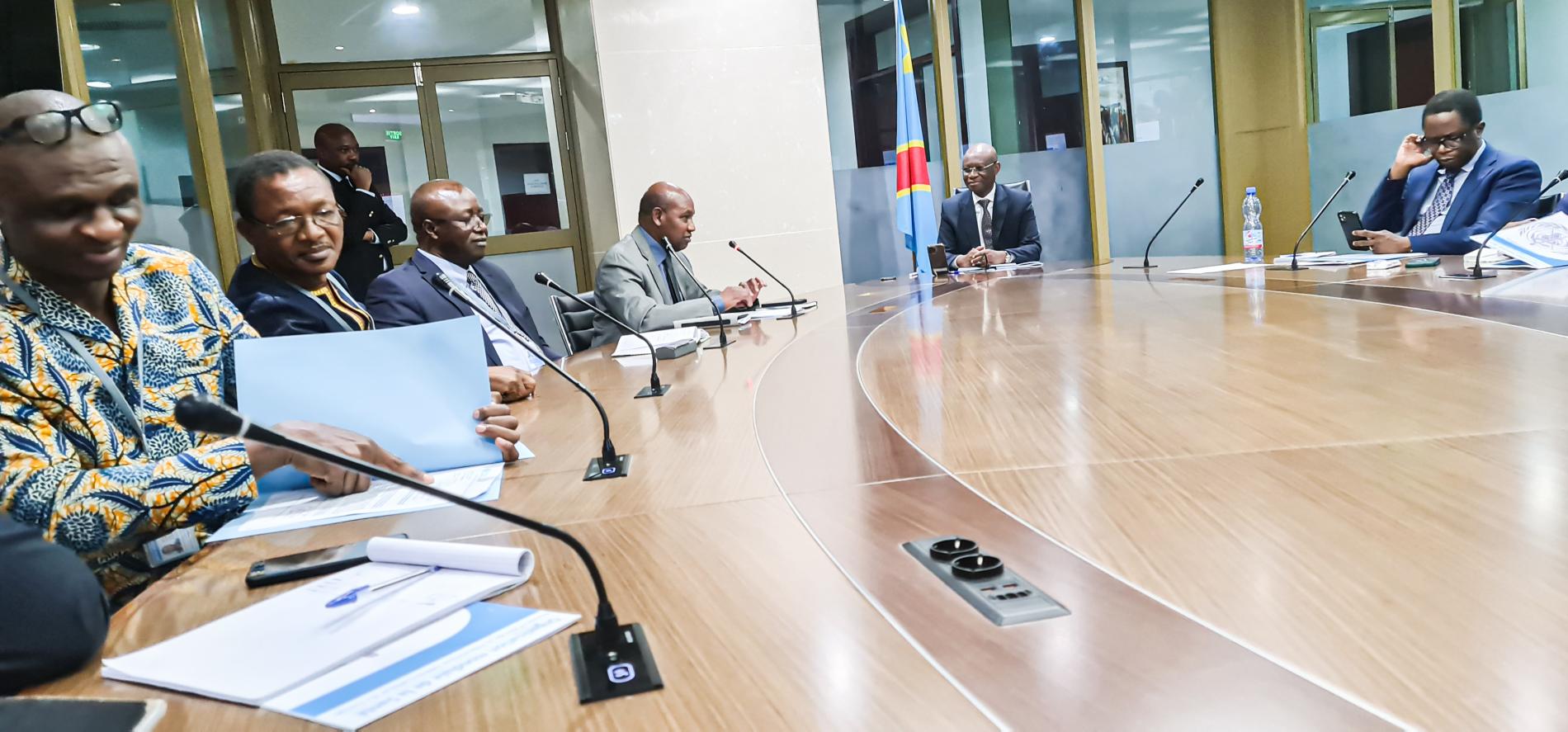 Le Ministre de la Santé Publique, Hygiène et Prévention recevant la délégation du Bureau de Pays de l'OMS, conduite par le Représentant résident, le Dr Boureima Hama Sambo le 19 avril 2023 pour une réunion d'information sur le fonctionnement de l'OMS, ainsi que la participation de la délégation de la RDC à la 76ème Assemblée mondiale de la Santé prévue en mai 2023 à Genève