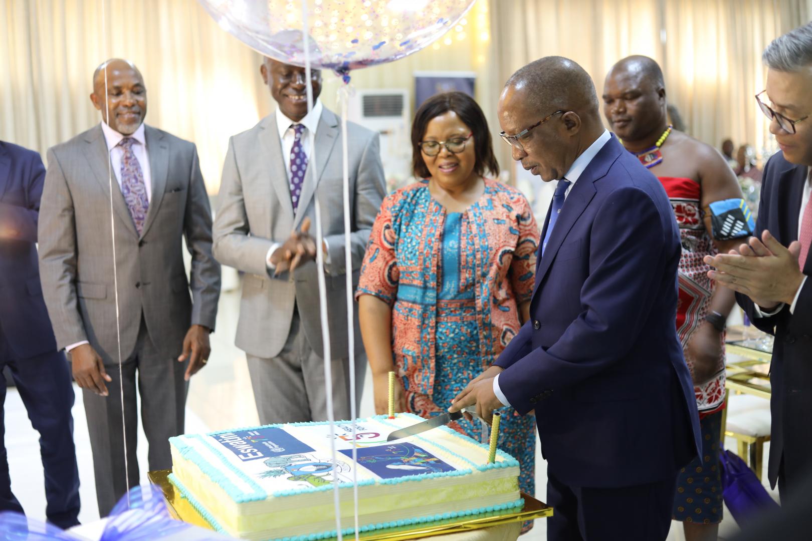 The Prime Minister of the Kingdom of Eswatini cutting the cake to symbolise the celebration of the WHO 75th anniversary