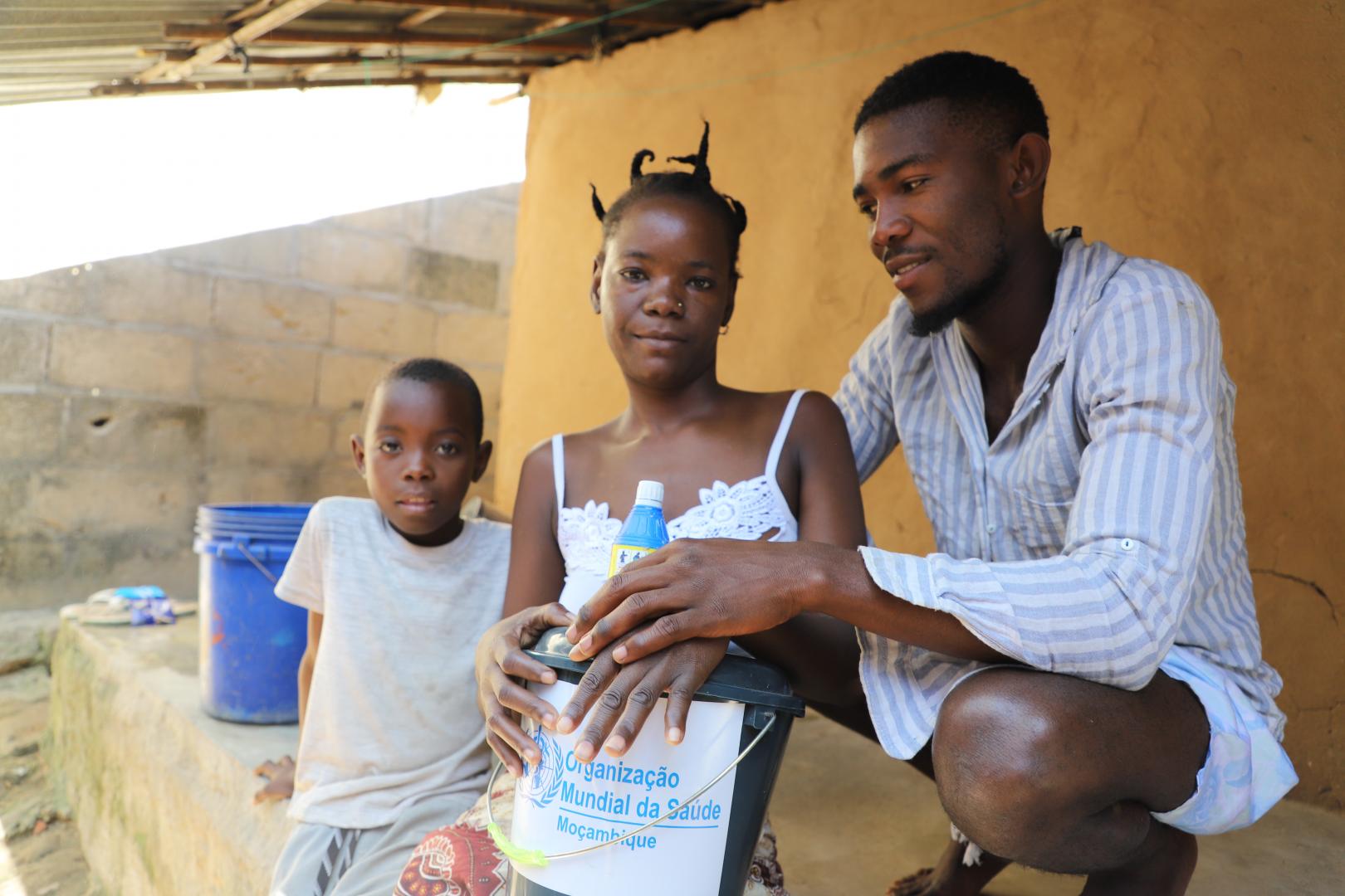 Em Moçambique a OMS ajuda famílias das zonas afetados pelo surto da cólera a se prevenirem da doença.