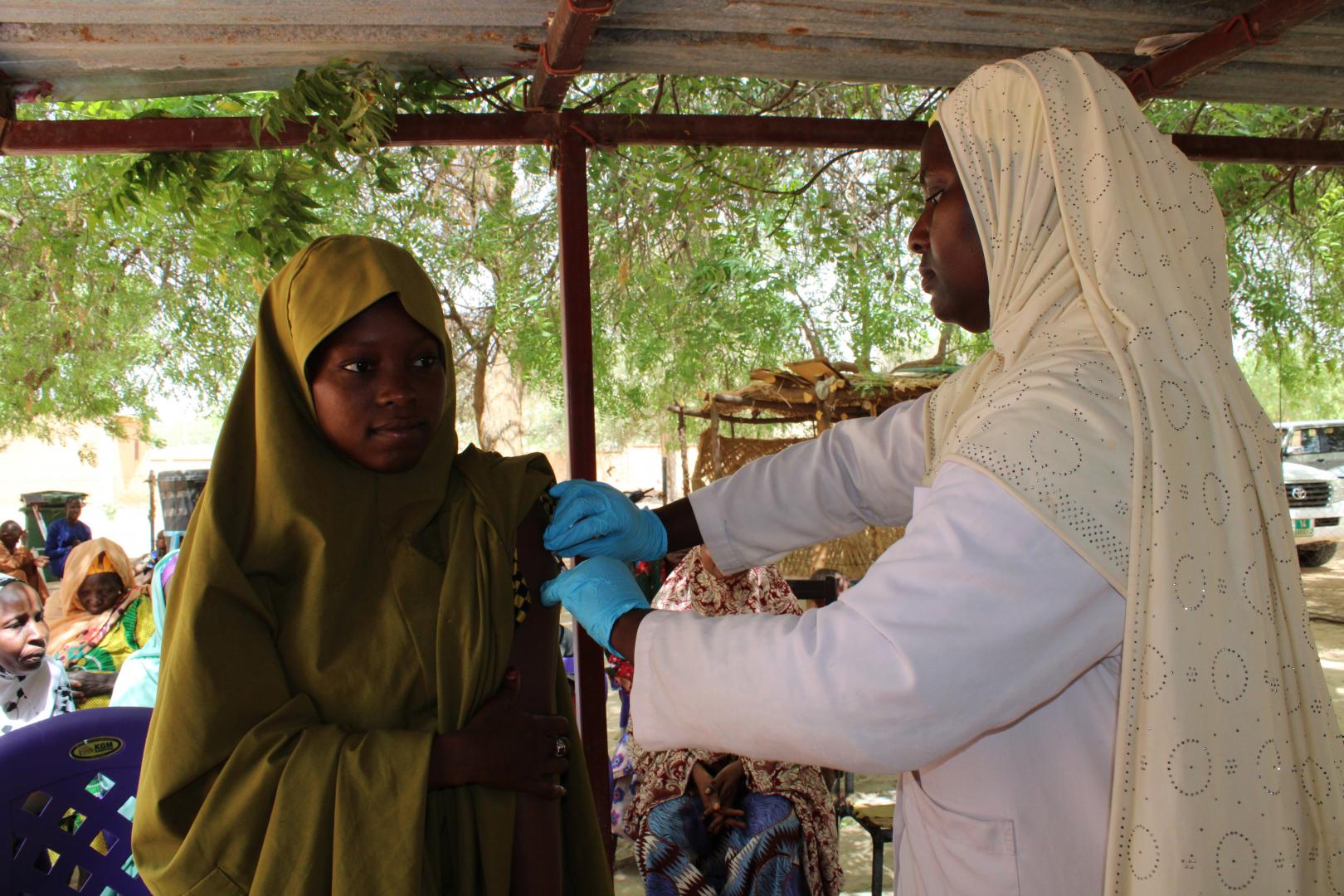 Asana reçoit son vaccin contre la fièvre jaune 