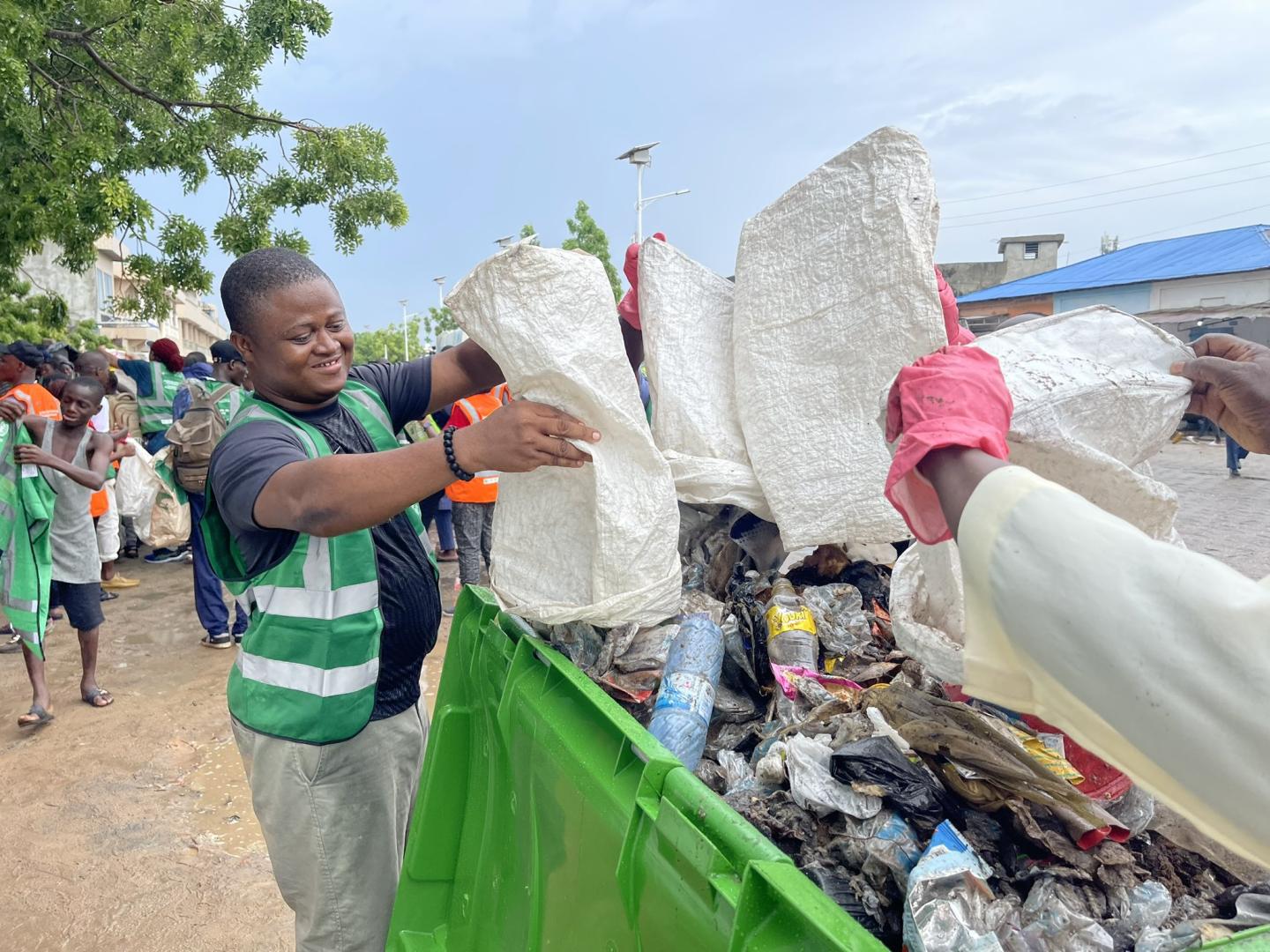 Plus 2 tonnes de déchets ramassées au quartier Zongo dans le cadre de la JME organisée par la  