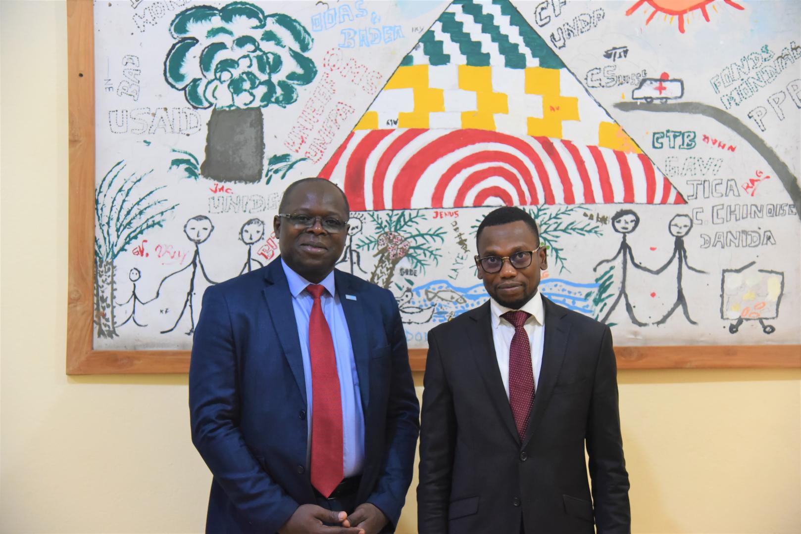 (A gauche) Dr Jean Kouamé KONAN, nouveau Représentant p.i de l’OMS au Bénin et (à droite) Prof Benjamin HOUNKPATIN, Ministre de la Santé à l’issue de l’audience de prise de contact.