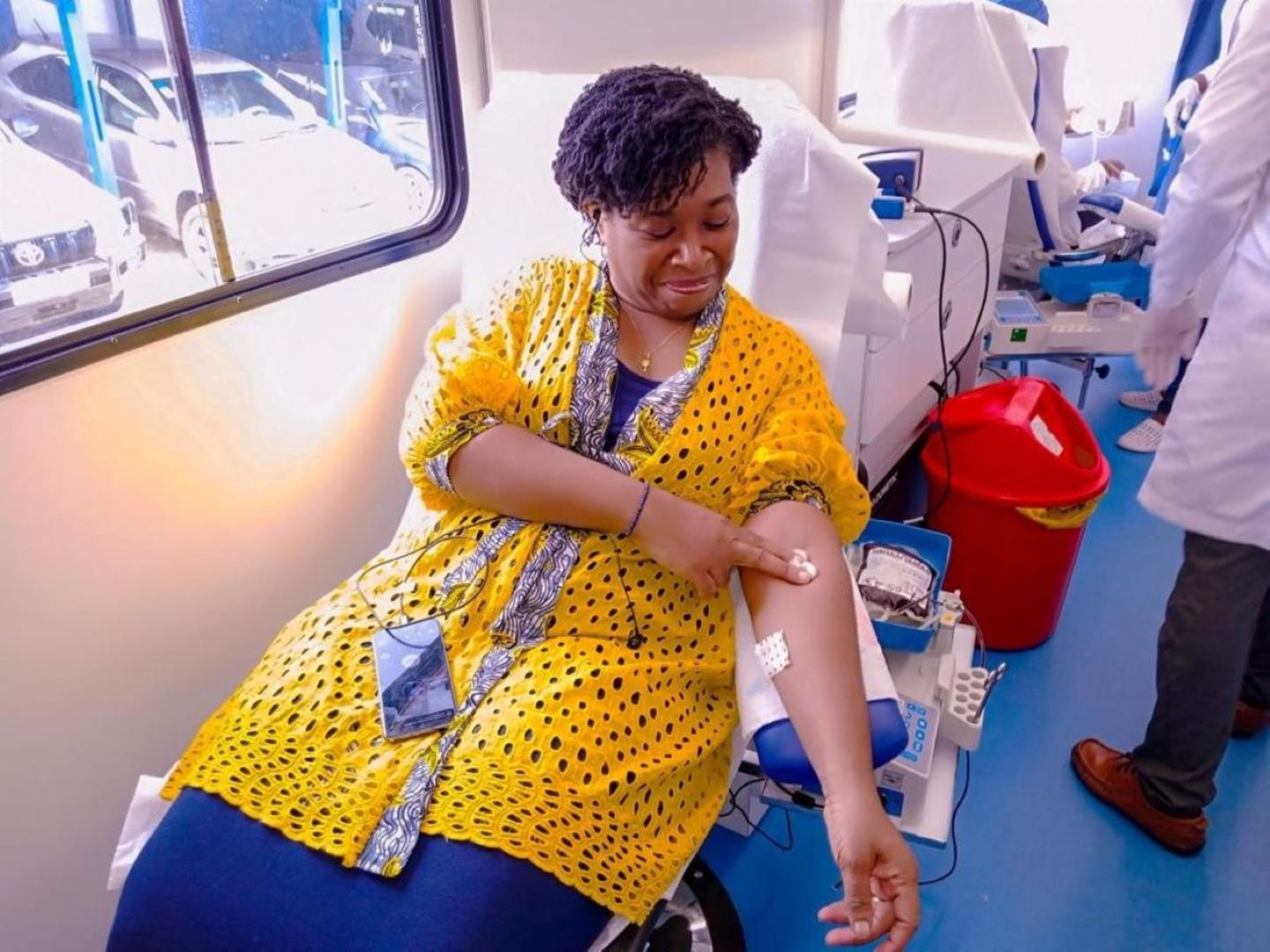 La Représentante p.i de l’OMS, au Bénin, Dr Tania BISSOUMA-LEDJOU qui vient de donner son sang afin de sauver des vies