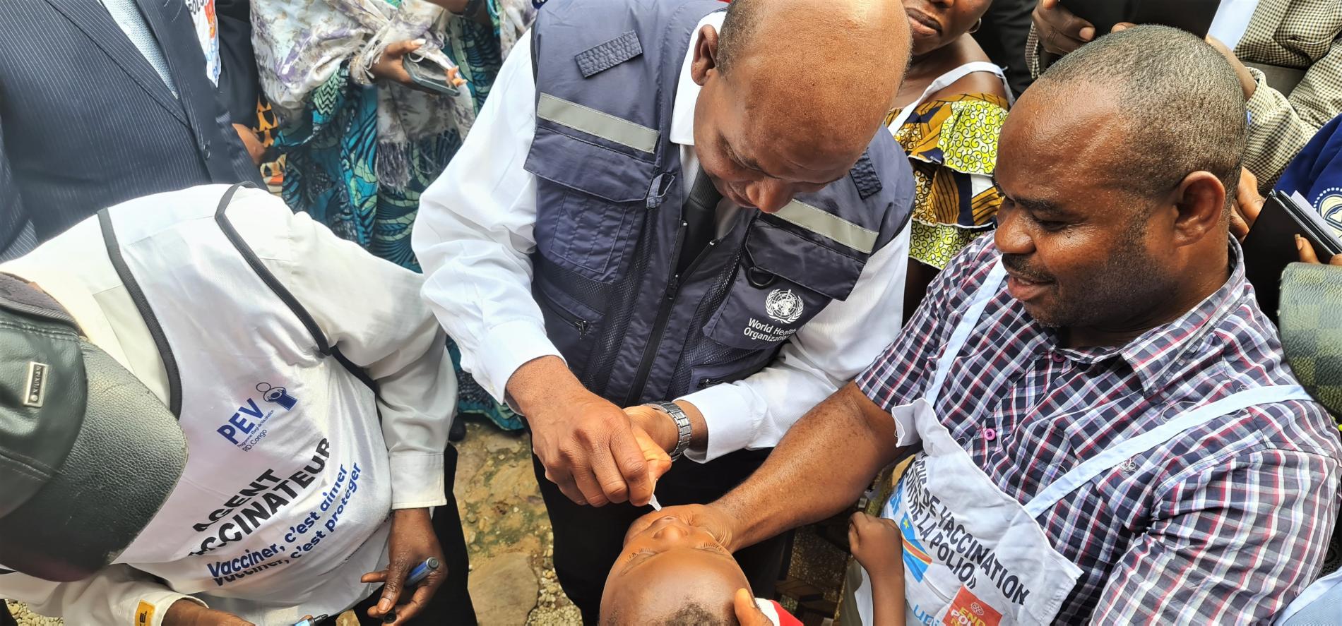 Dr Boureima Hama Sambo, représentant de l'OMS RDC en train de vacciner un vaccin contre la polio à Kisangani aujourd'hui, lors du lancement de la campagne nationale de vaccination visant 23 millions d'enfants_WHO- Eugene Kabambi
