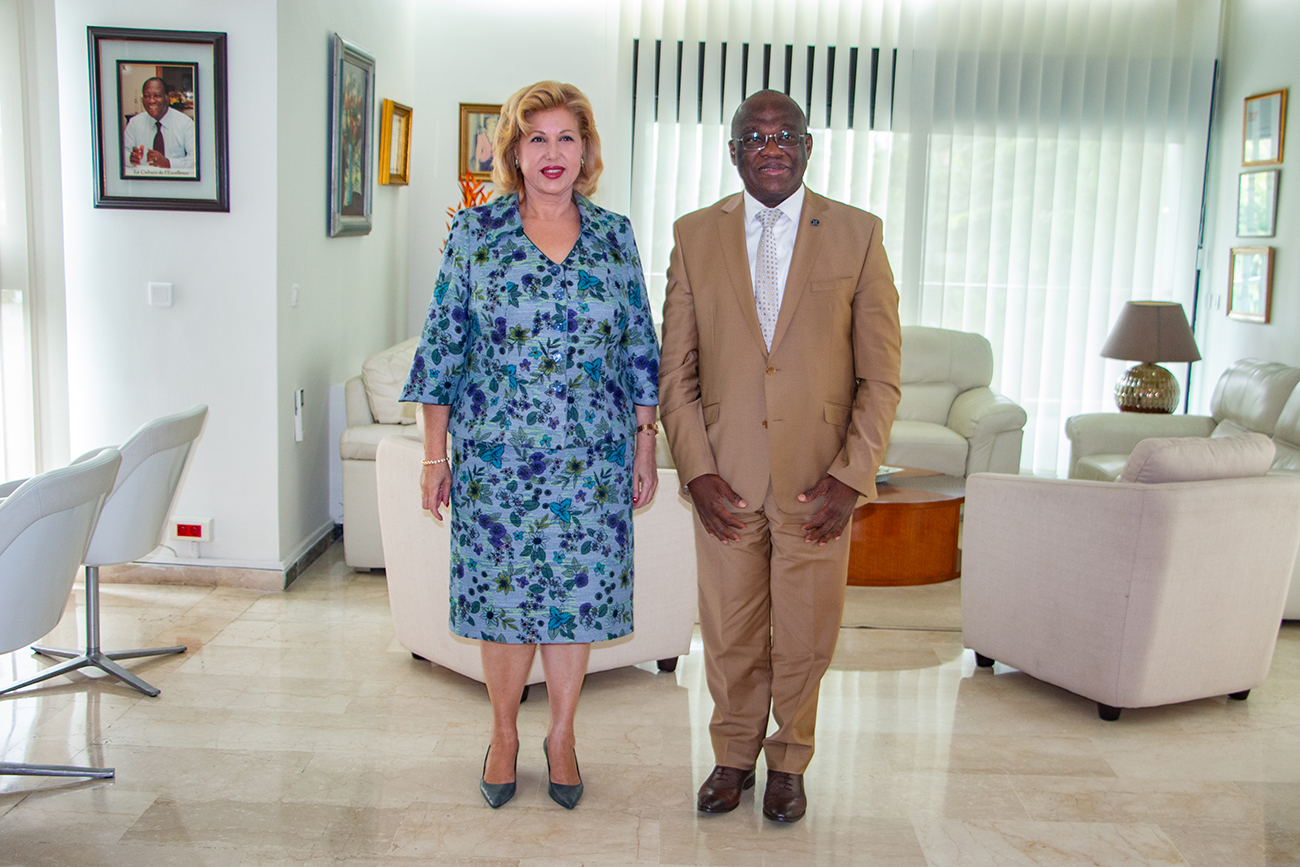 Photo du Dr Yameogo avec Madame Dominique Ouattara, Première Dame de Côte d'Ivoire