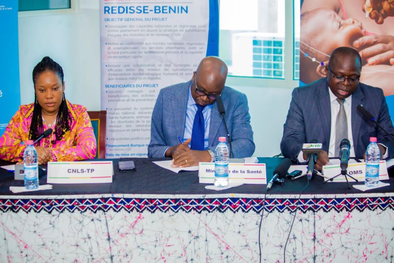 (De la gauche vers la droite) Dr Anita WADAGNI, Secrétaire Exécutive du CNLS-TP, Dr Ali Imorou BAH CHABI, Secrétaire Général du Ministère de la Santé et Dr KONAN Kouamé Jean, Représentant p.i de l'OMS au Bénin 