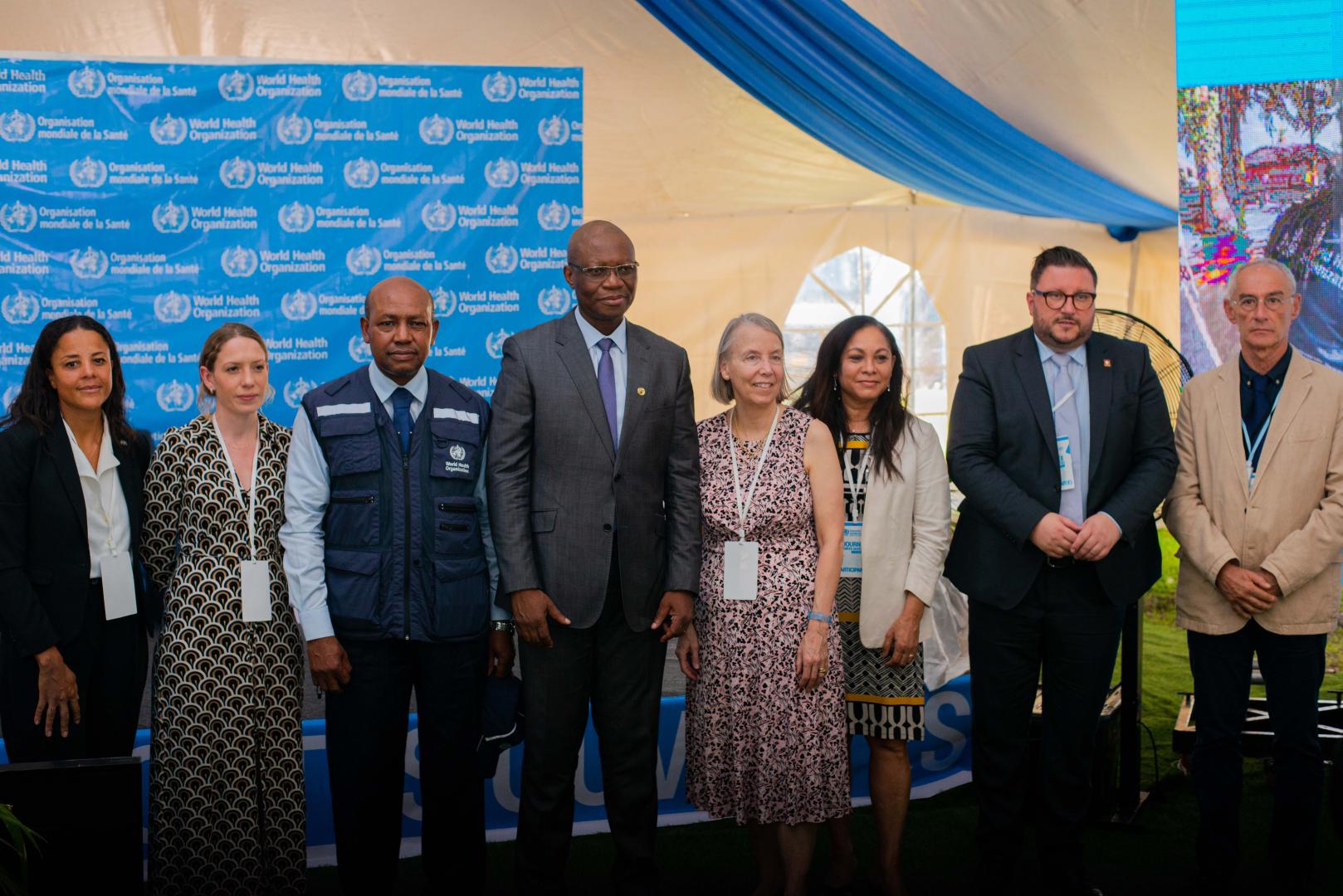Le Dr Boureima Hama Sambo, le ministre de la Santé Publique, Dr Samuel Roger Kamba avec les ambassadeurs -Etats-Unis d'Amérique, Suisse etc. - et les membres du corps diplomatique lors de la journée portes ouvertes de l'OMS à Kinshasa le 13 novembre 2023