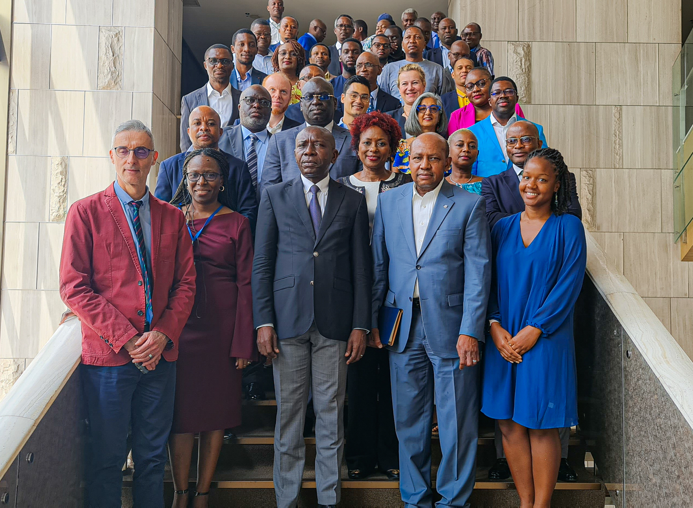 Photo comprenant le Secrétaire général du Ministère de la Santé Publique, le Représentant de l'OMS en RDC, le Directeur de Gavi pour la RDC et leurs partenaires concluent une retraite de deux jours à Kinshasa axée sur l’évaluation de l'assistance technique en matière de la vaccination en RDC