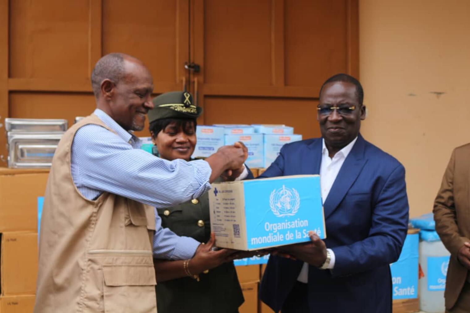 Le Coordonnateur Résident du SNU remettant un lot de médicaments au Ministre de l'intérieur et de la Sécurité Publique pour renforcer la prise en charge sanitaire des personnes déplacées dans le Nord du Bénin