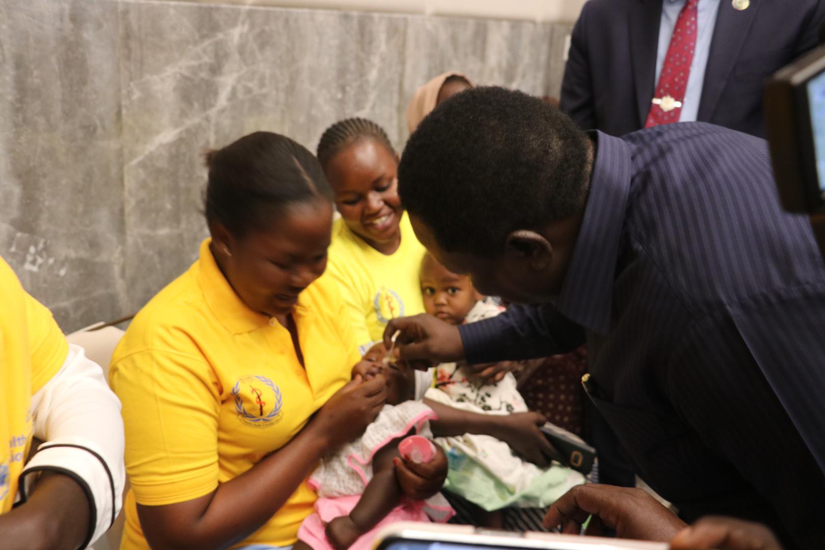 H.E. Hussein Abdelbagi Akol, Vice President of the Republic of South Sudan for Service Cluster, administers the polio vaccine.