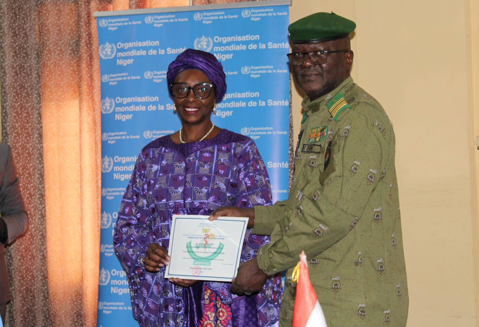 Le ministre a remis le témoignage de satisfaction envers Dr Blanche Anya, Représentante de l'OMS Niger