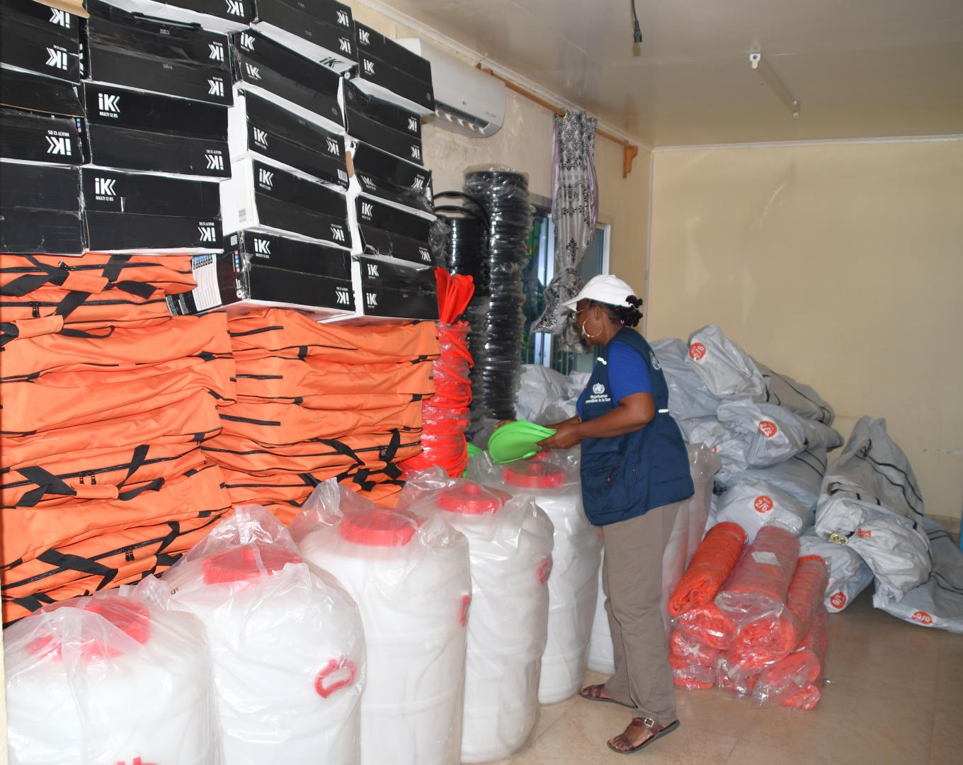 L'assistante logistique de l'OMS à Anjouan avec une partie du matériel