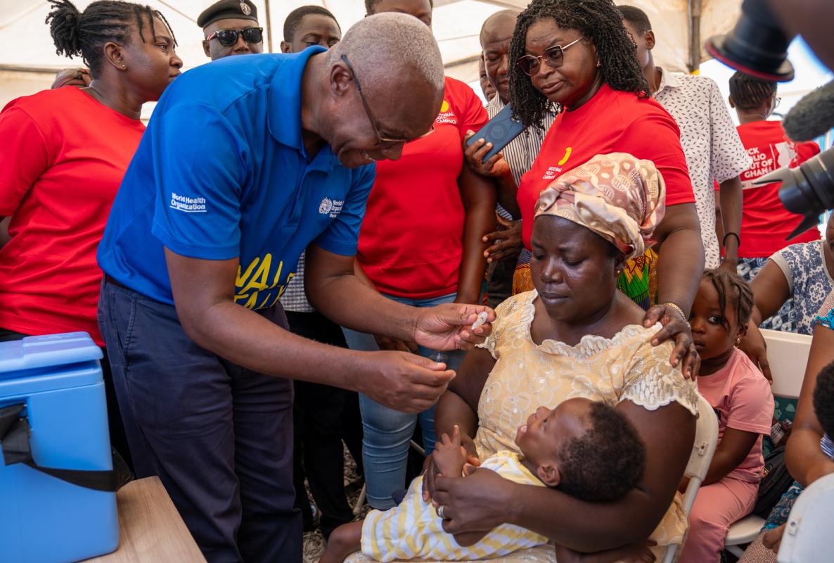 WR vaccinating a child