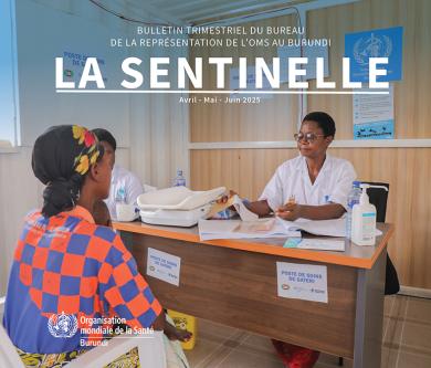Une infirmière consulte un patient au site de déplacés de GATERI.