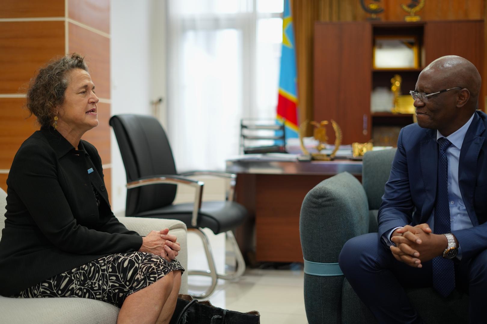 De gauche à droite : la Dre Anne Ancia, Représentante intérimaire de l’OMS en RDC, et le Dr Samuel Roger Kamba, Ministre de la Santé publique, Hygiène et Prévoyance sociale, lors de leur première rencontre officielle à l’Immeuble du Gouvernement à Kinshasa. Crédit photo : OMS/Joel Lumbala Mvita