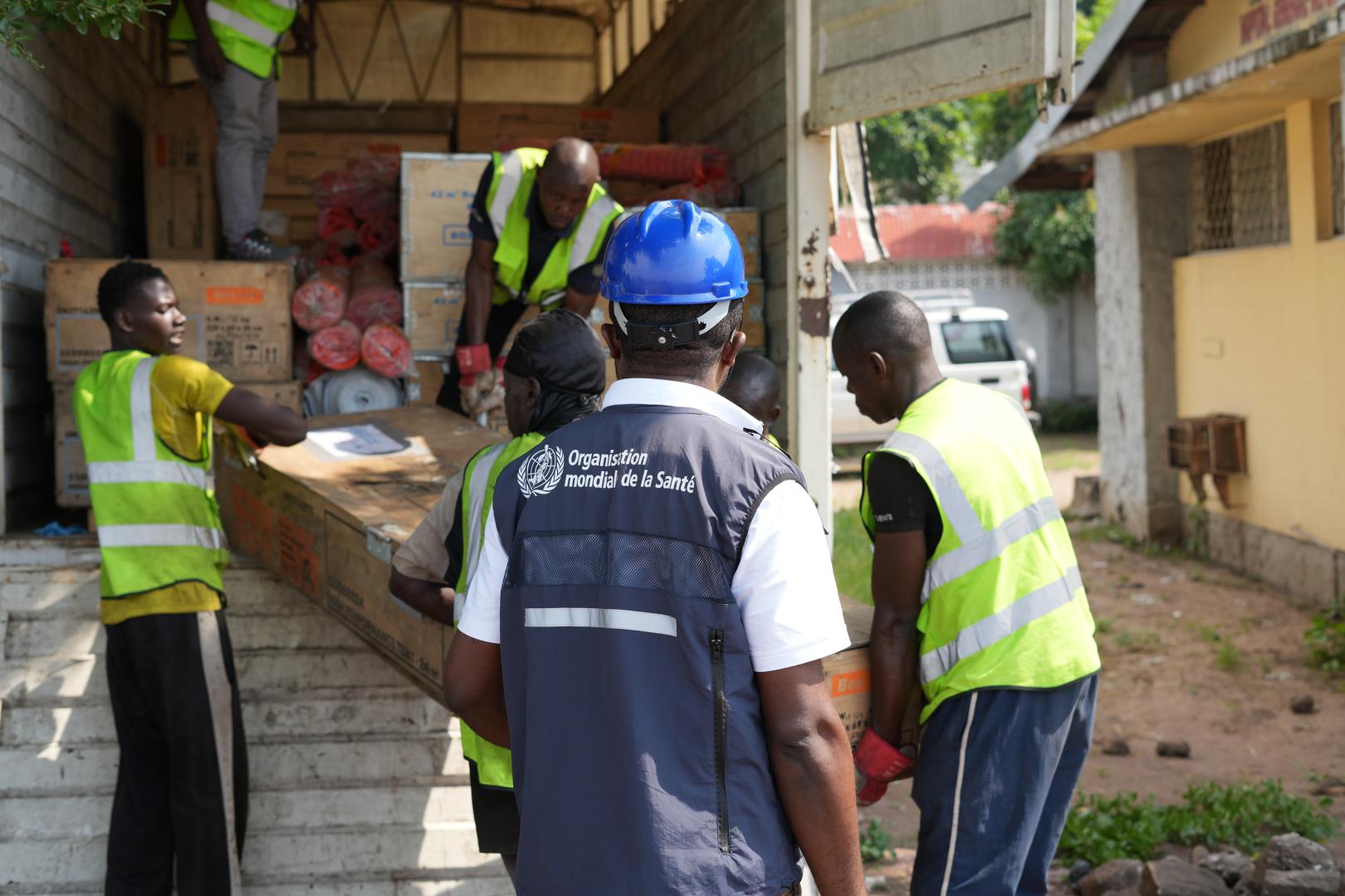 Déchargement des fournitures médicales de l’OMS destinées à l’installation d’une unité de traitement du choléra à proximité de l’hôpital de la Rive, dans la zone de santé de Binza Ozone, à l’ouest de Kinshasa. Cette initiative vise à renforcer la prise en charge des patients touchés par la maladie. – OMS/Joël Lumbala
