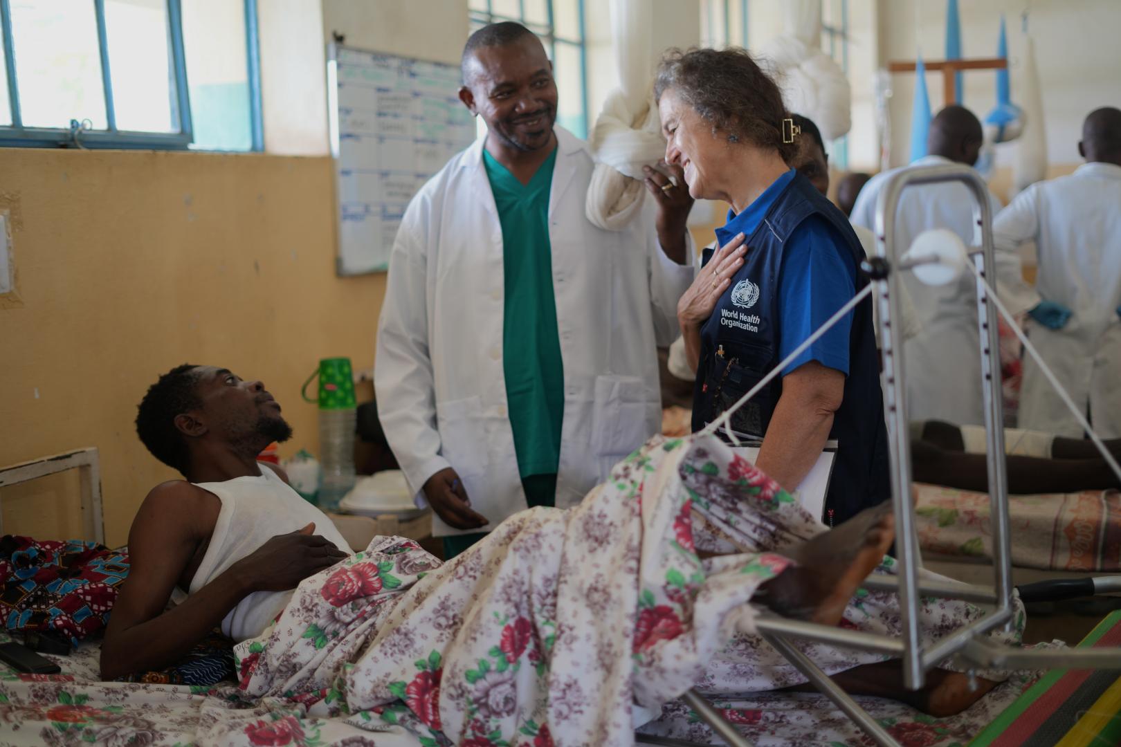 À Uvira, la Dre Anne Ancia, Représentante a.i. de l’OMS en RDC, accompagnée du Dr Alou Badara Traoré du Cluster Santé, s’est rendue au chevet des personnes malades et blessées à la suite de la récente escalade de violence qui a durement éprouvé la ville et ses environs dans l’est de la RDC.  Crédit photo : OMS/Joel Lumbala