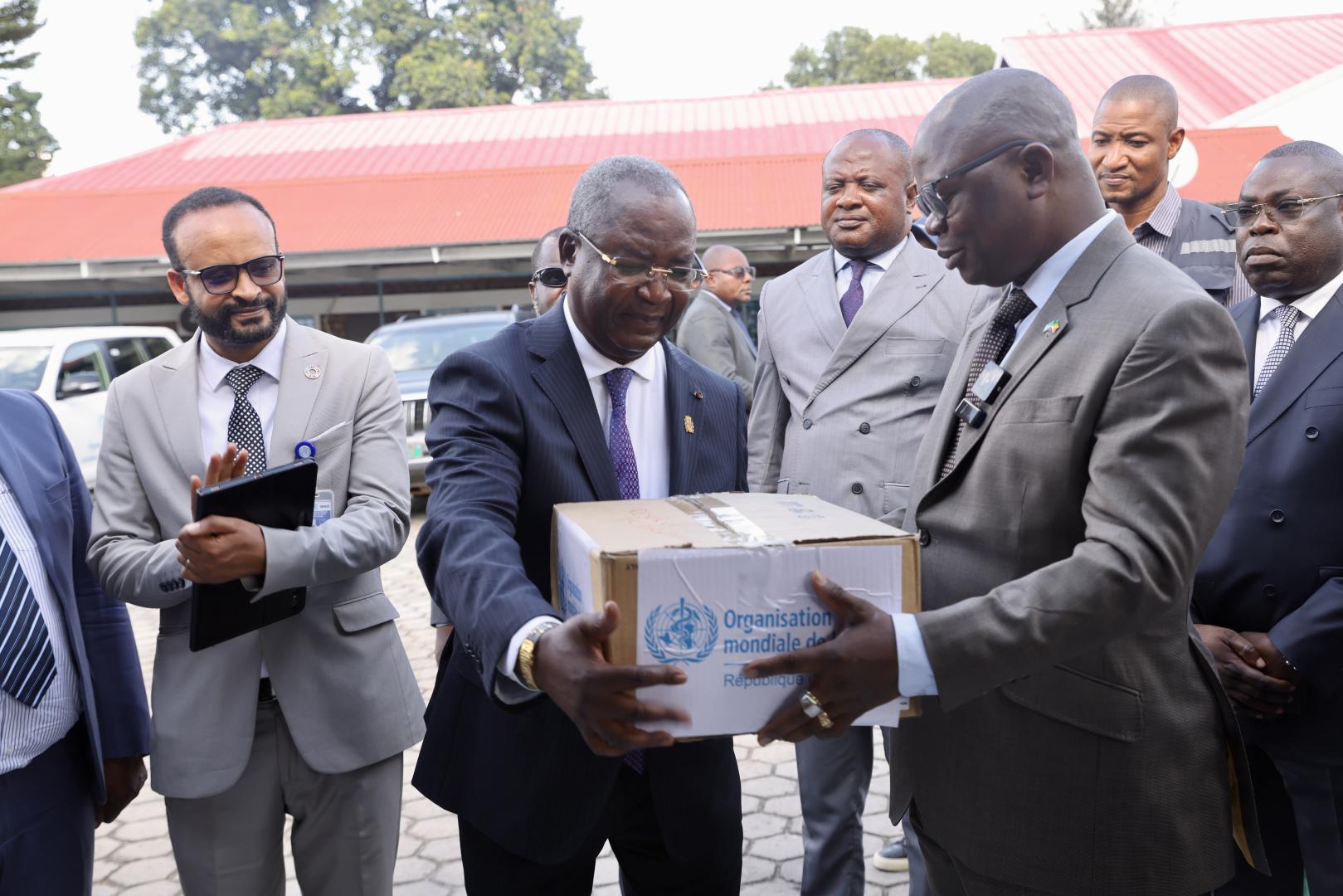 Le Représentant de l’OMS au Congo remettant symboliquement le lot d'équipements au Ministre de la Santé et de la Population