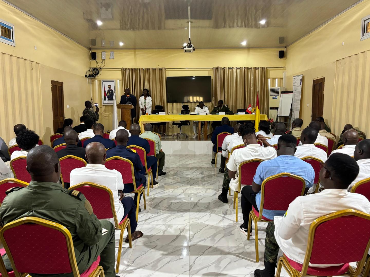 Participantes sentados em auditório acompanham cerimônia do Dia Mundial da Saúde, com mesa de autoridades à frente.