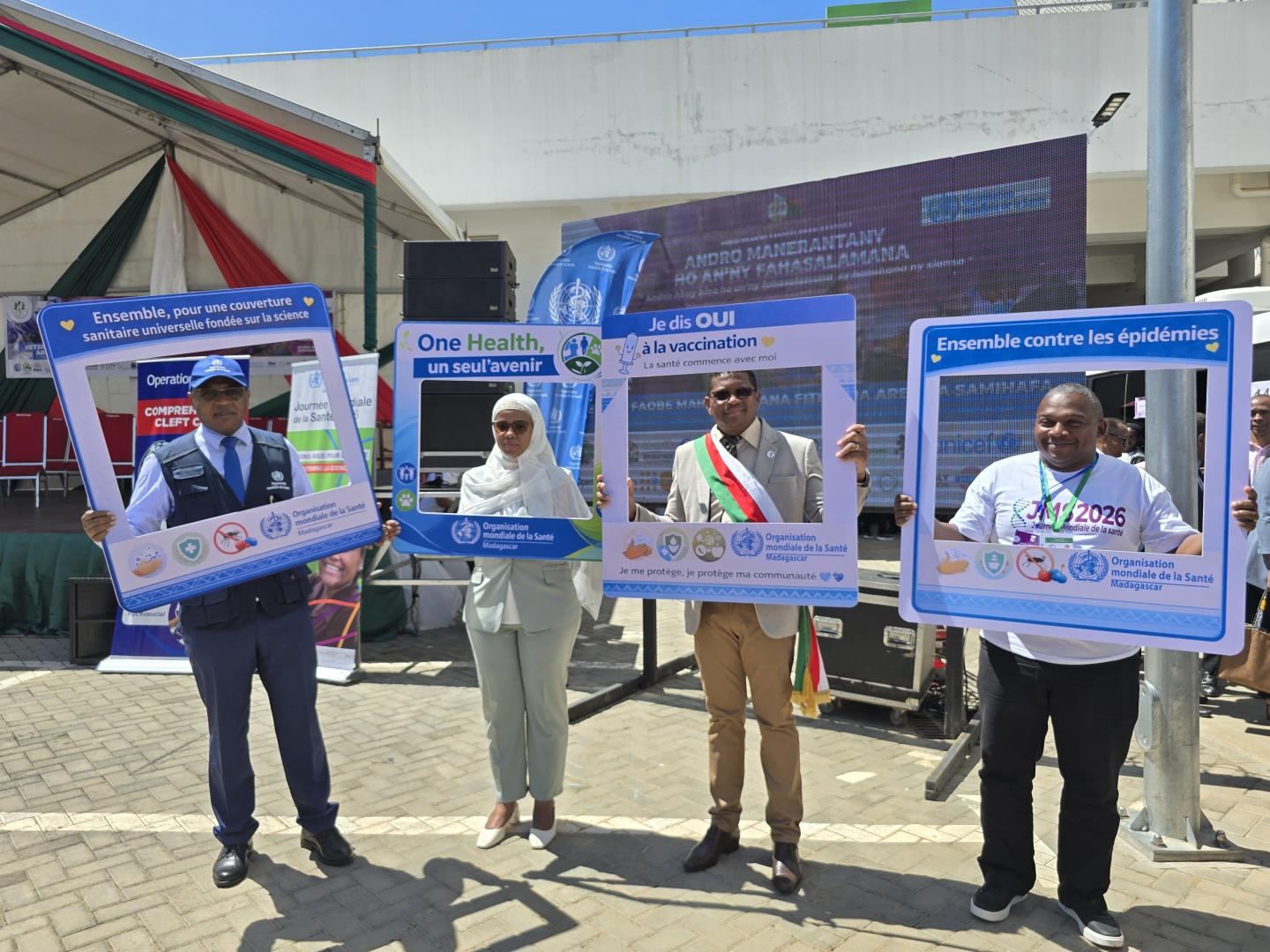 Photo d'engagement avec Mme la Ministre de la Santé, M. le Représentant de l'OMS à Madagascar et d'autres membres du Gouvernement Malagasy