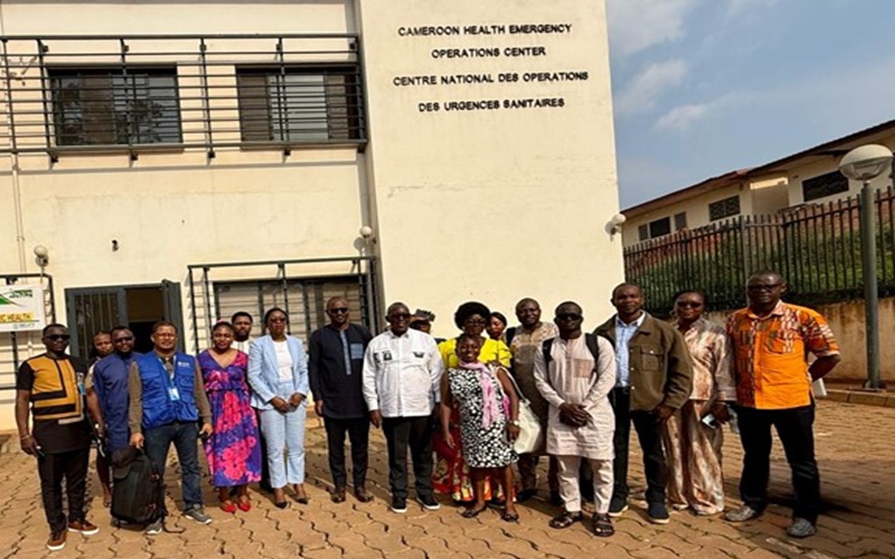 Photo de famille des participants à la 1ère réunion du Cluster Santé, devant le CCOUSP, marquant une étape clé dans la transition humanitaire en Santé