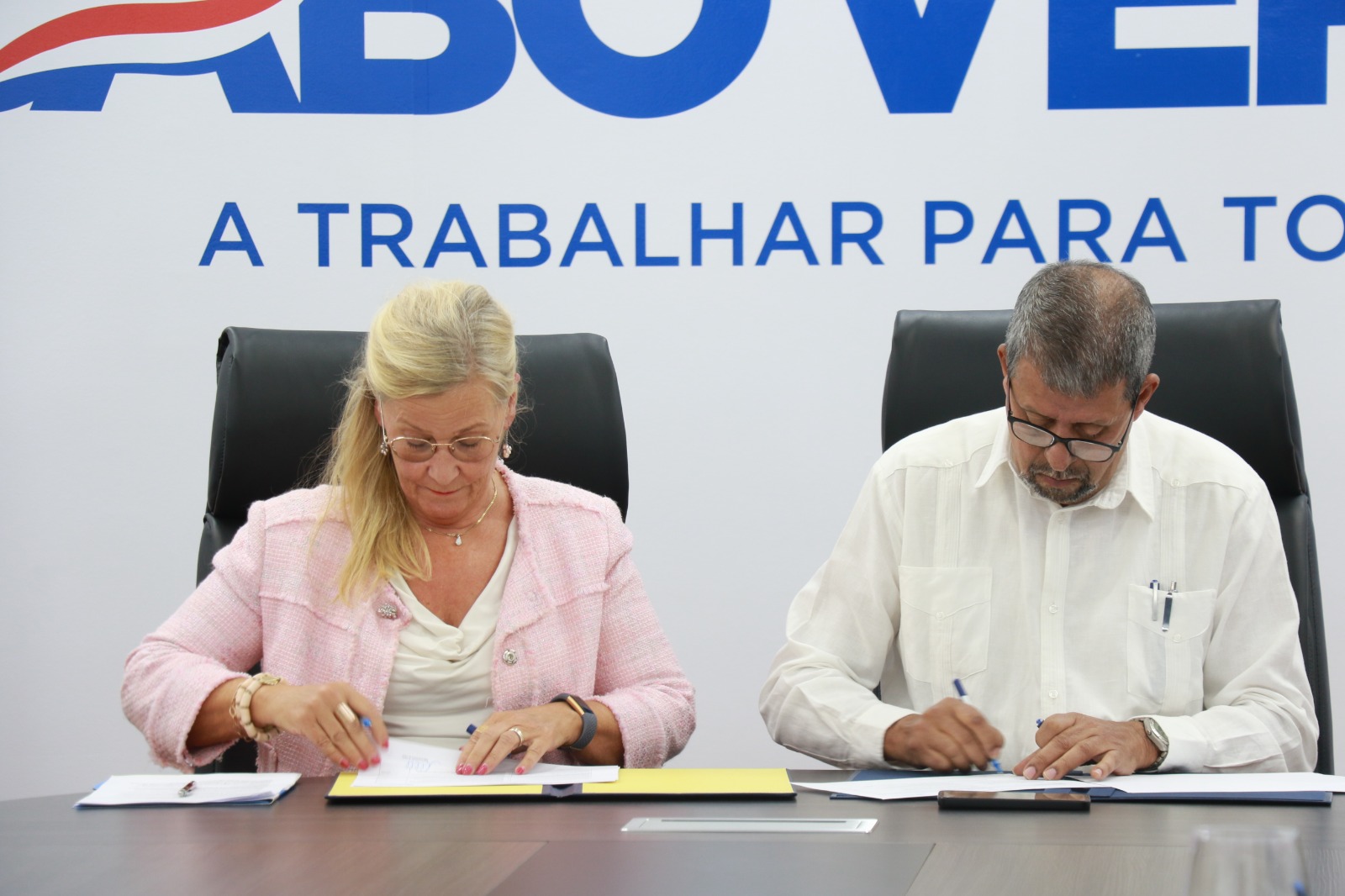 Momento de assinatura do documento.