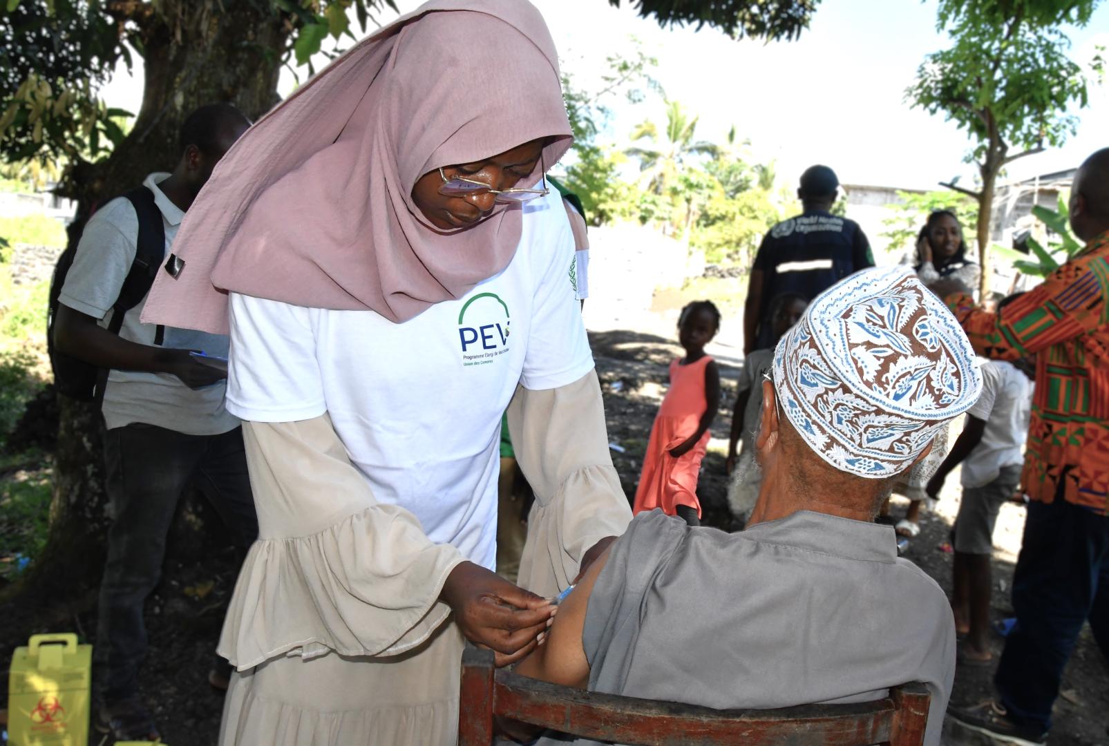 Convaincre, une maison à la fois : Fatima en première ligne de la vaccination aux Comores