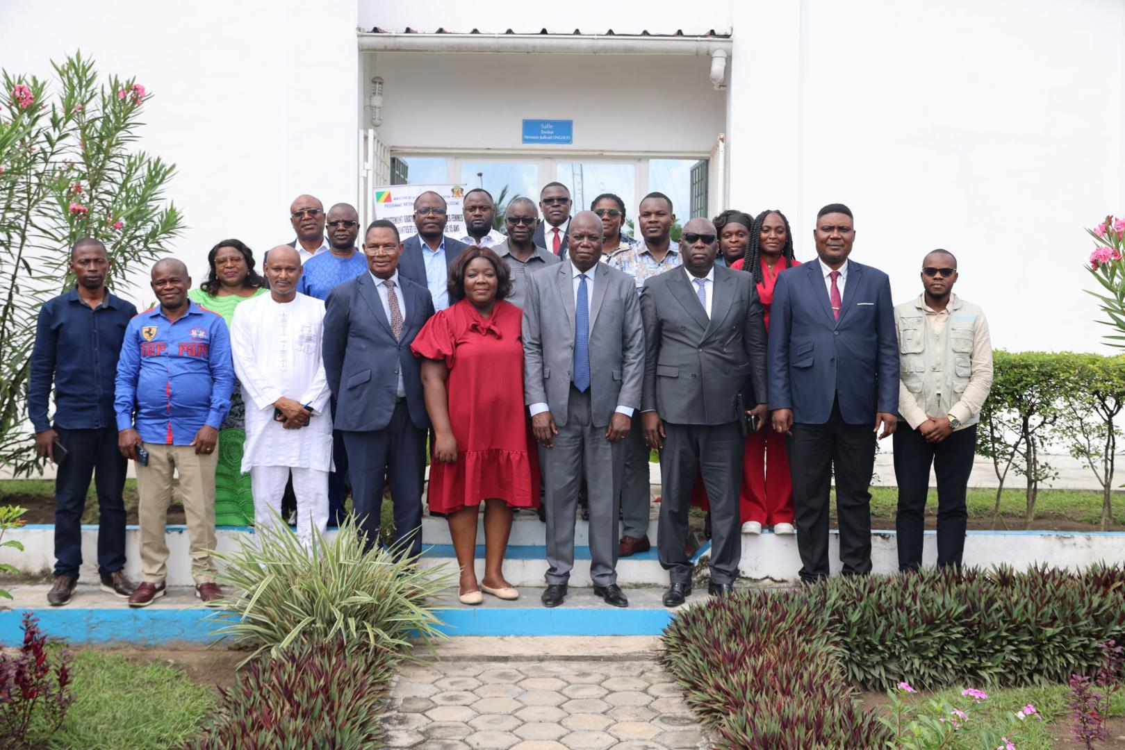 Photo de groupe des participants à l'atelier