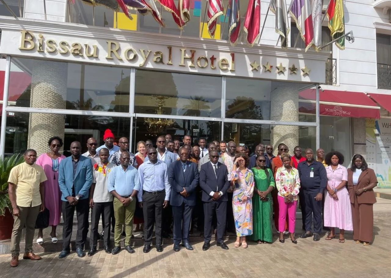  Participantes do workshop sobre a Estratégia de Cooperação da OMS com a Guiné-Bissau reunidos para uma fotografia de grupo.