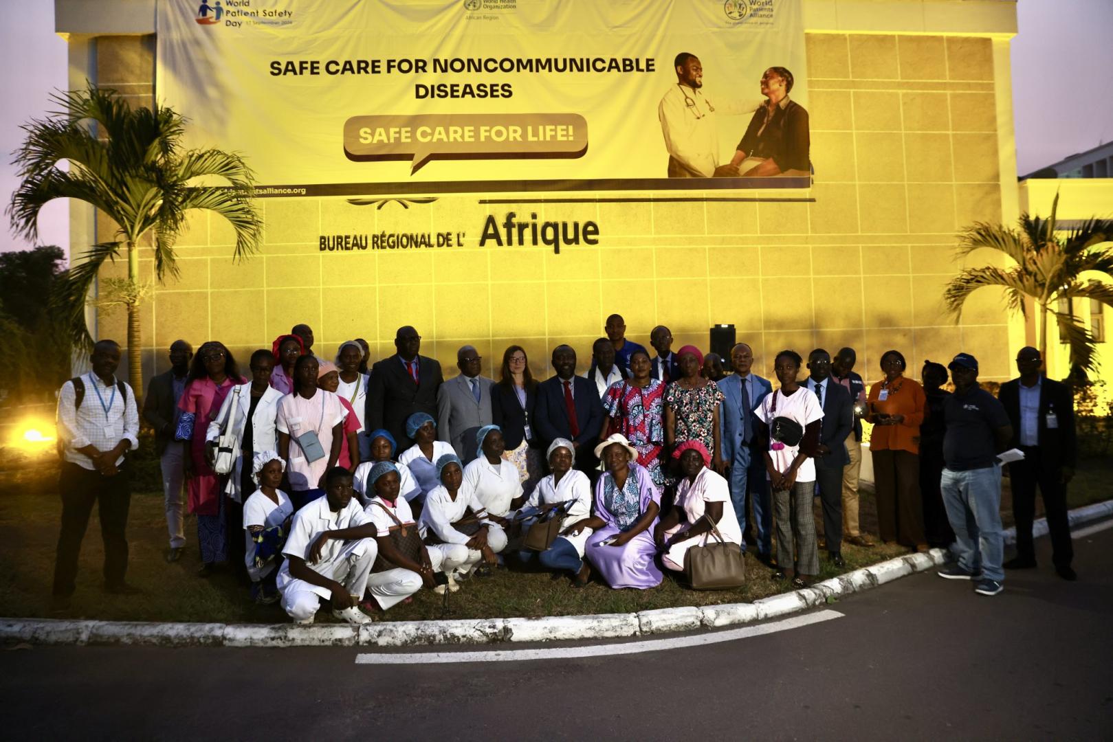 L’OMS illumine son Bureau régional pour mettre en lumière la sécurité des patients dans la prise en charge des MNT en Afrique