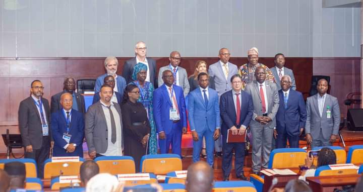 Photo de groupe des officiels lors des Premières journées du RESHAOC