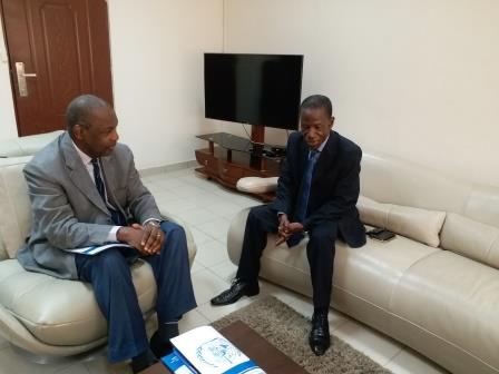Dr Edouard Niankoye Lamah, Ministre d'Etat à la Santé, échange avec Dr Georges Alfred Ki-Zerbo, Représentant de l'OMS
