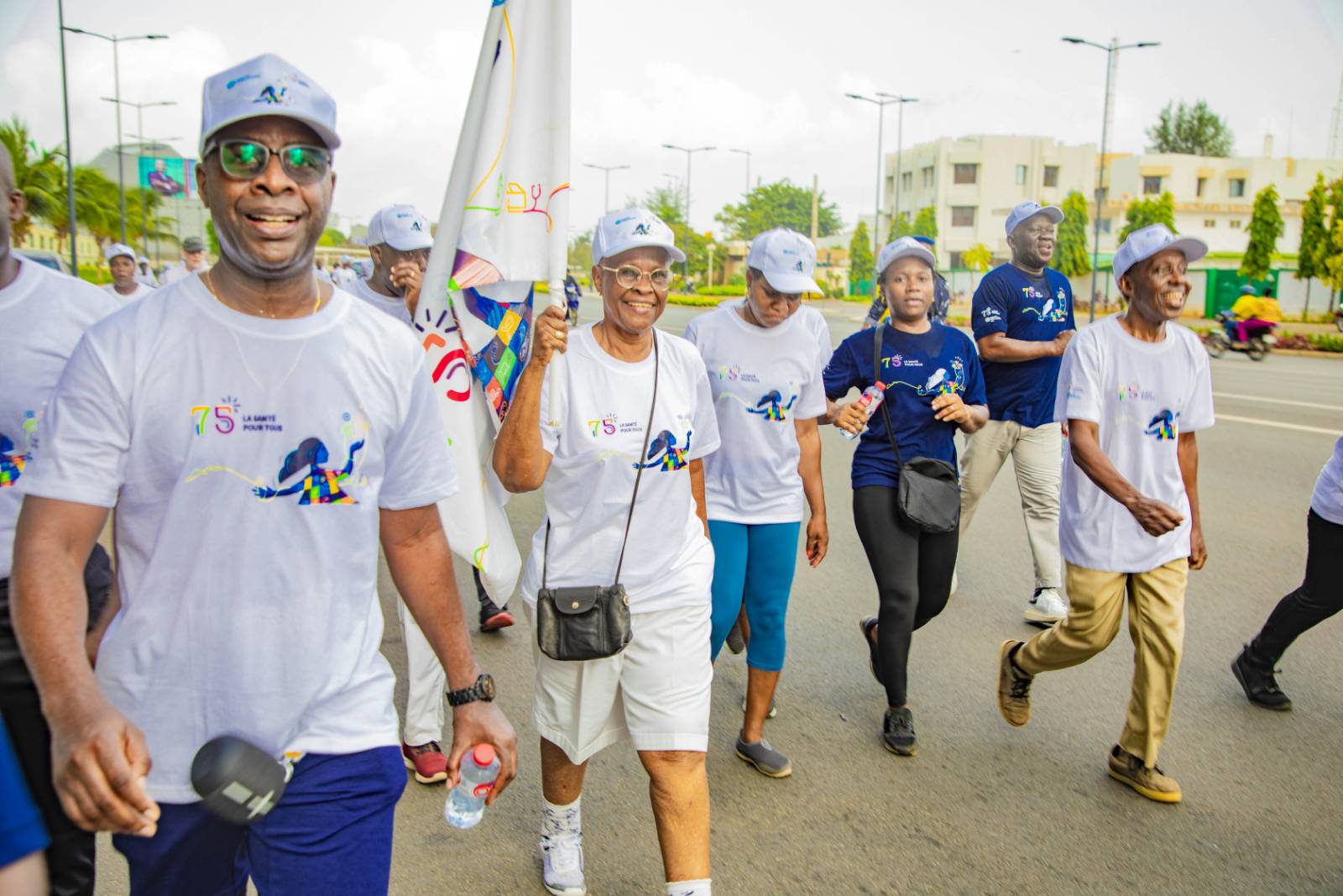 Vue des participants à la marche « Relais du Flambeau pour la santé »