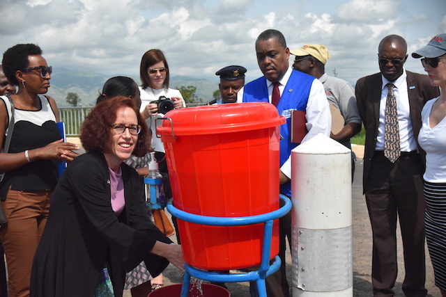Ambassadrice des USA se lavant la main au point d'entrée de Gatumba