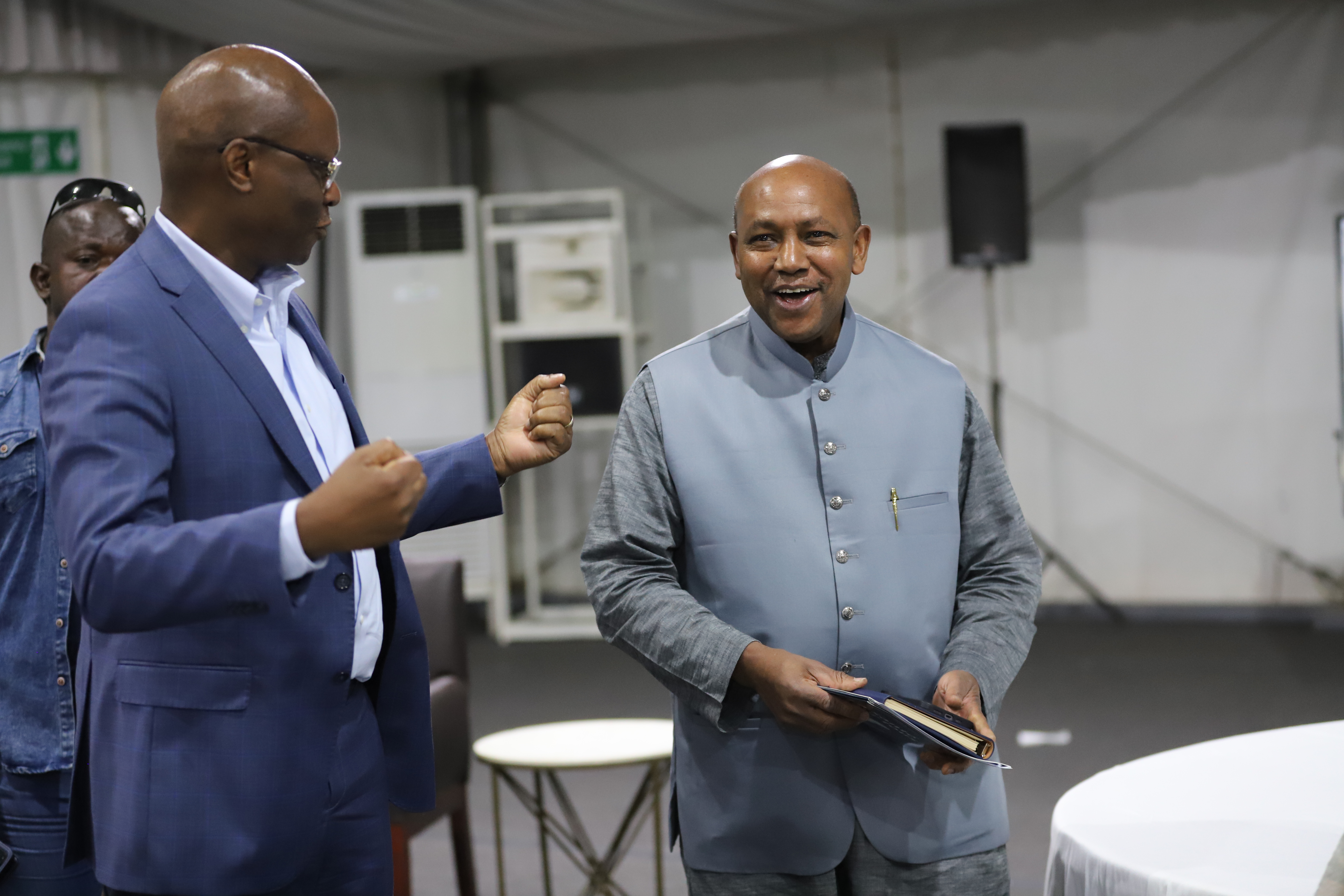 De gauche à droite, Dr Samuel Roger Kamba, Ministre de la Santé et Dr Boureima Hama Sambo, représentant résident de l'OMS en RDC, salle du chapiteau, cérémonie d'ouverture retraite