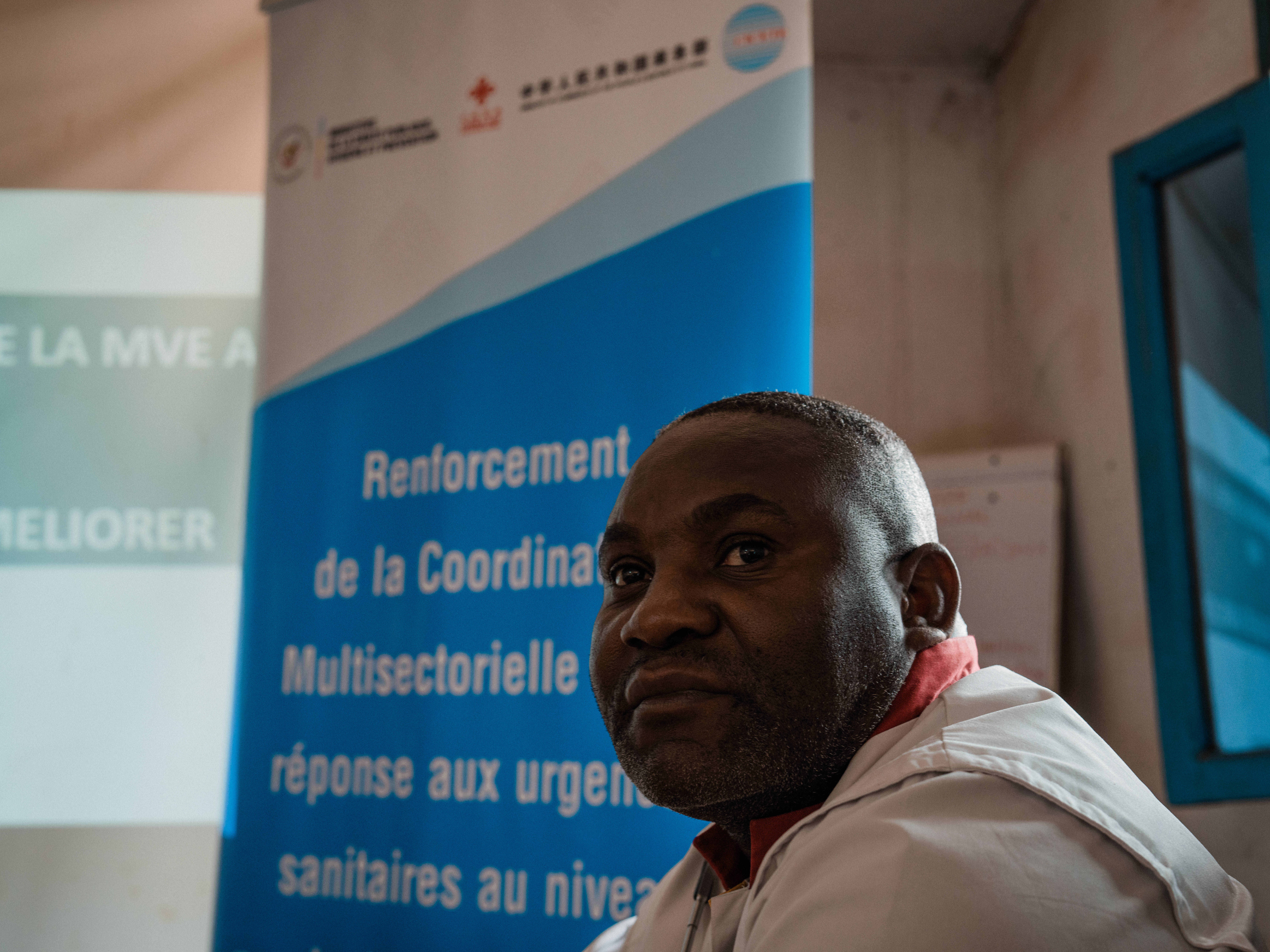 Dr Jérémie Katsavara est médecin-directeur de l’hôpital général de référence de Beni. Il a été photographié lors d’une des réunions de la coordination au Bureau central de la zone de santé de Beni. OMS/Hugh Cunningham Kinsella 